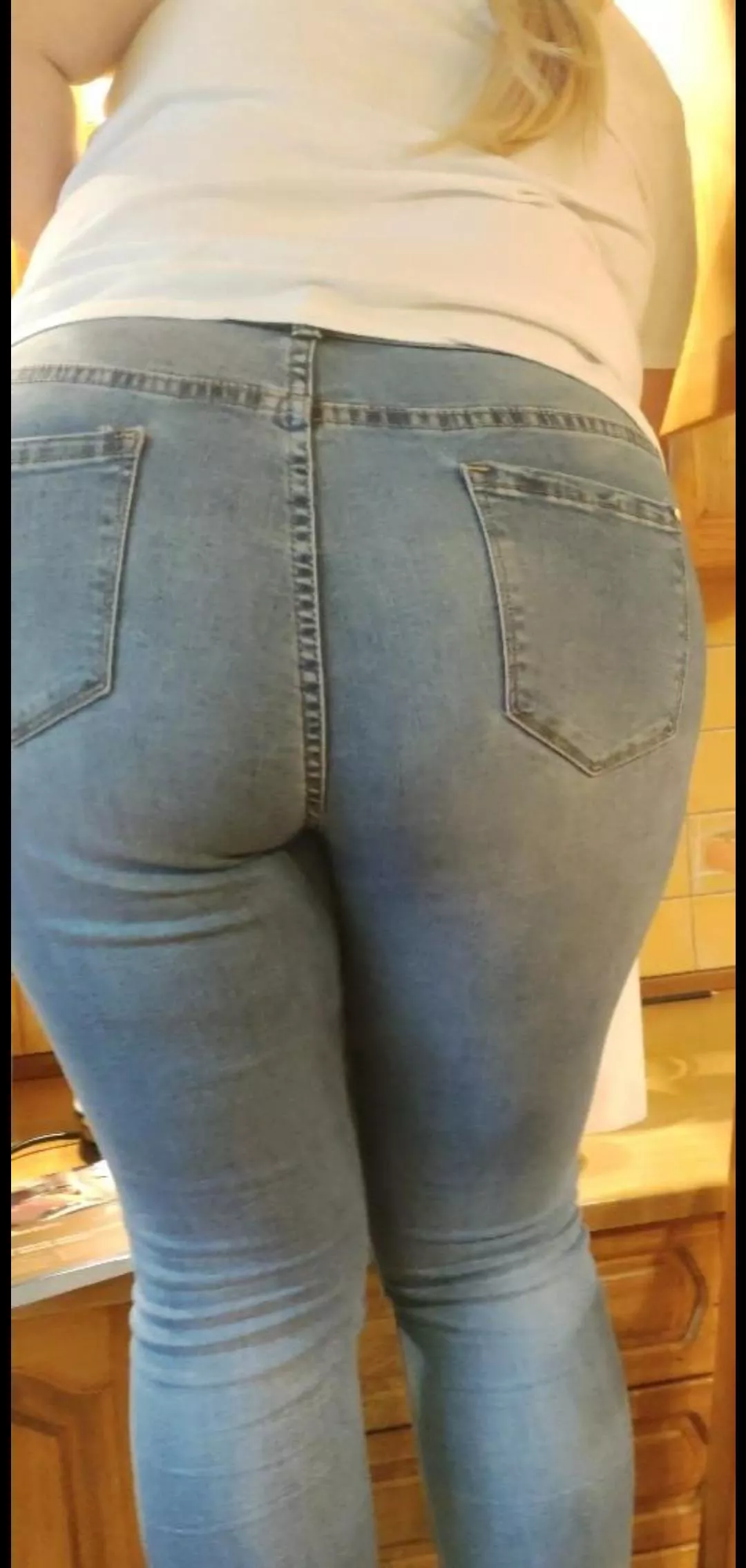 my moms huge ass scretching the jeans