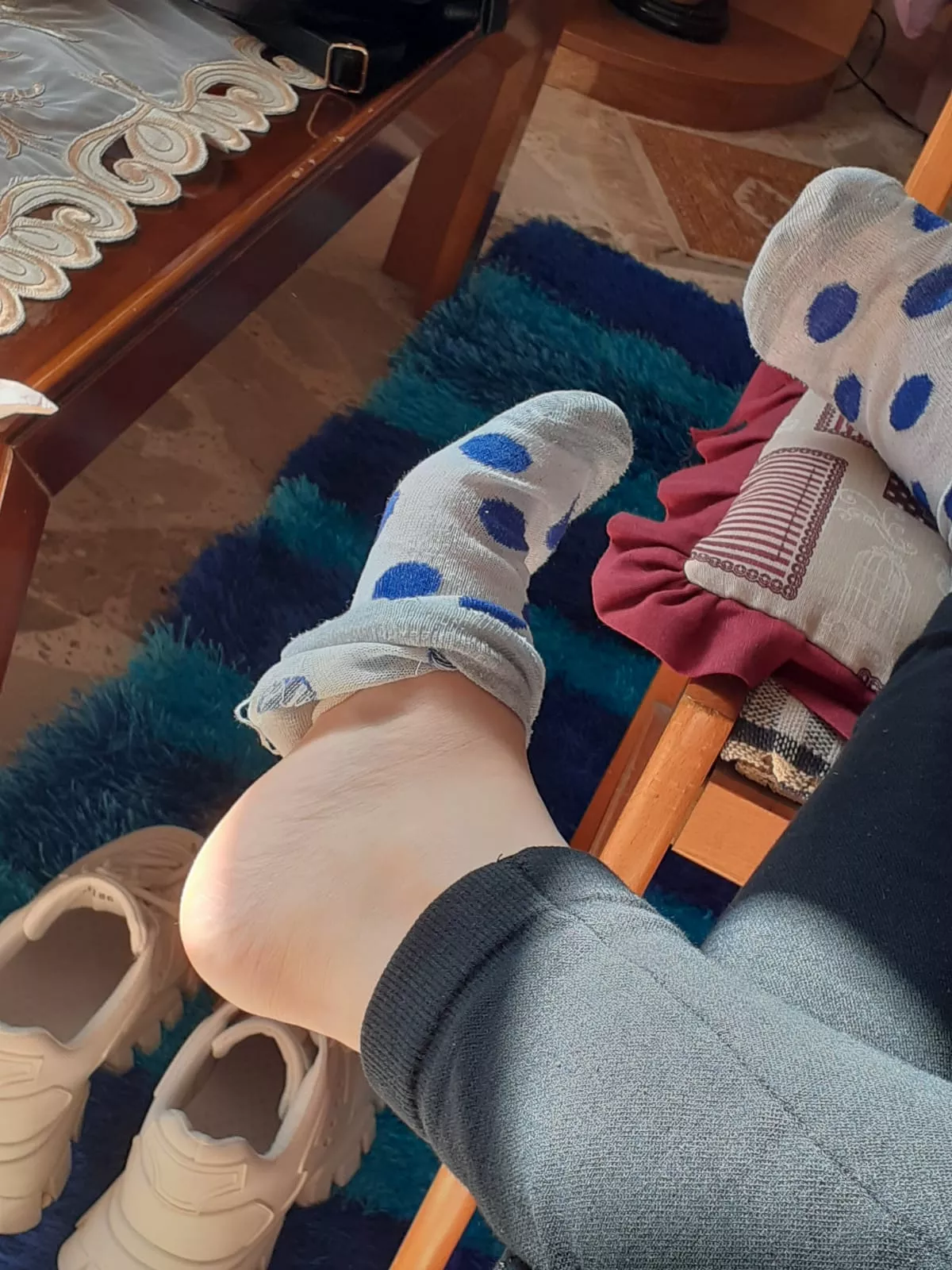 My sweaty feet want to be licked. Any volonteers? ðŸ‘…