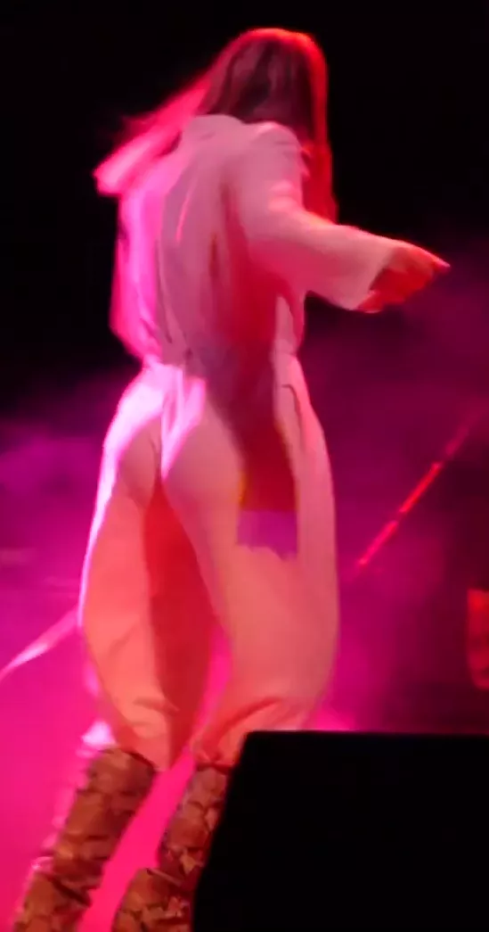 Natasha Bedingfield's Booty eating her outfit