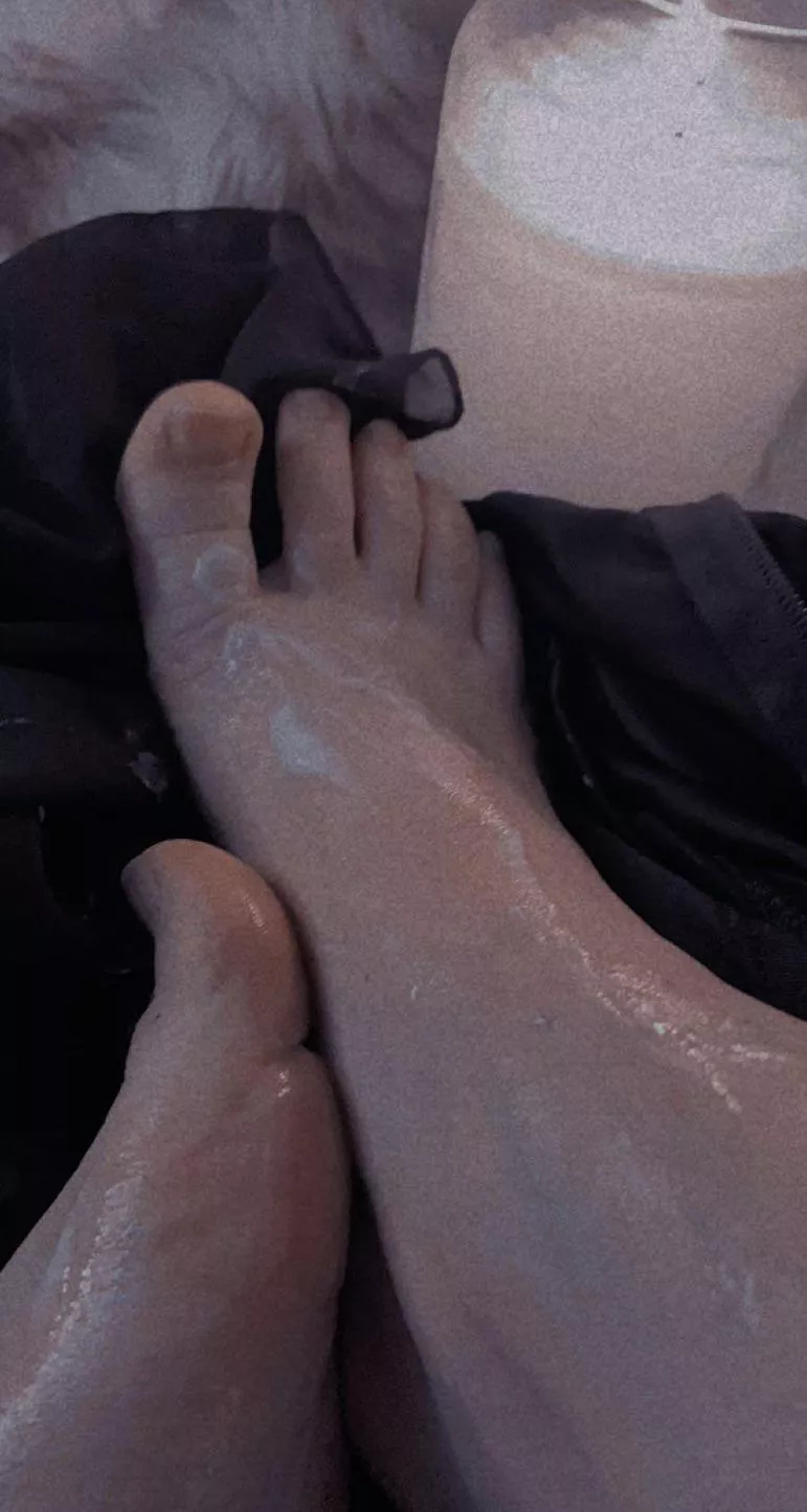 Need someone to suck my toes