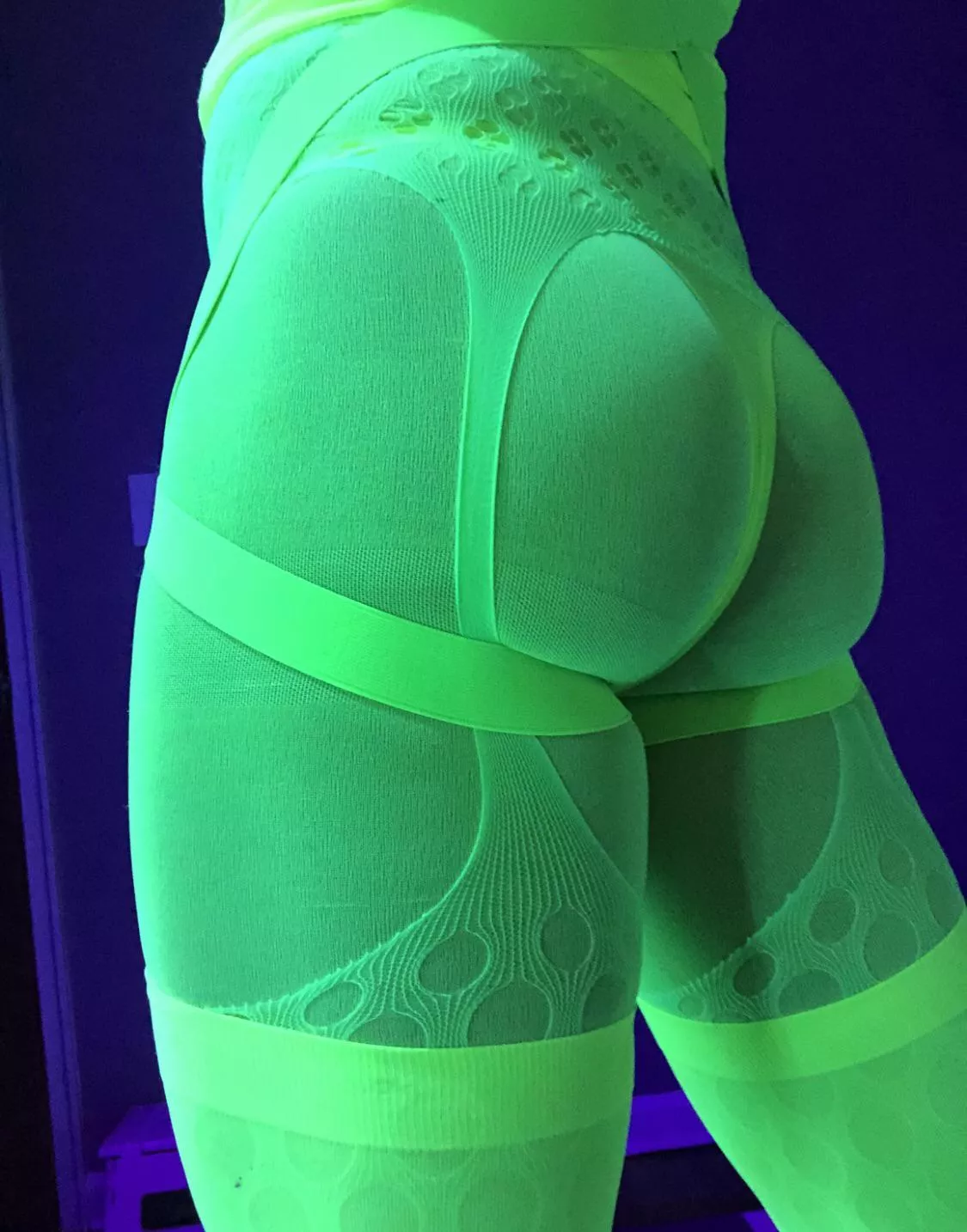 Neon booty 🍏