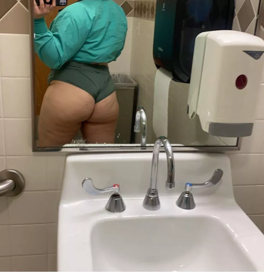 Never get tired of booty pics in the bathroom ðŸ‘