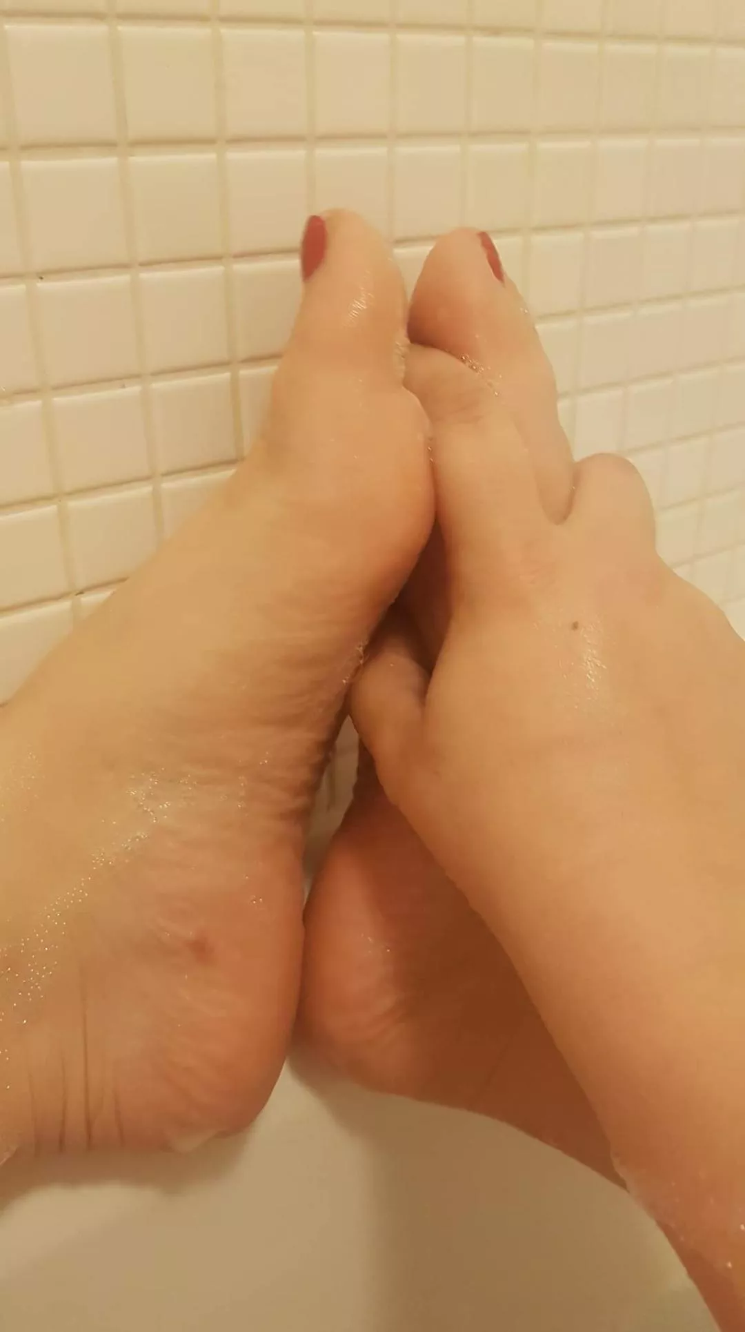 New in this feet journey... Do you like the bath pictures I have taken for you? suggestions for angles are more than welcome 😍