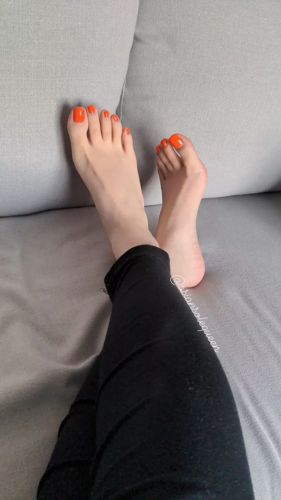 New pedi! Decided to go for a pop of colour for spring, are you a fan? ☺️🧡