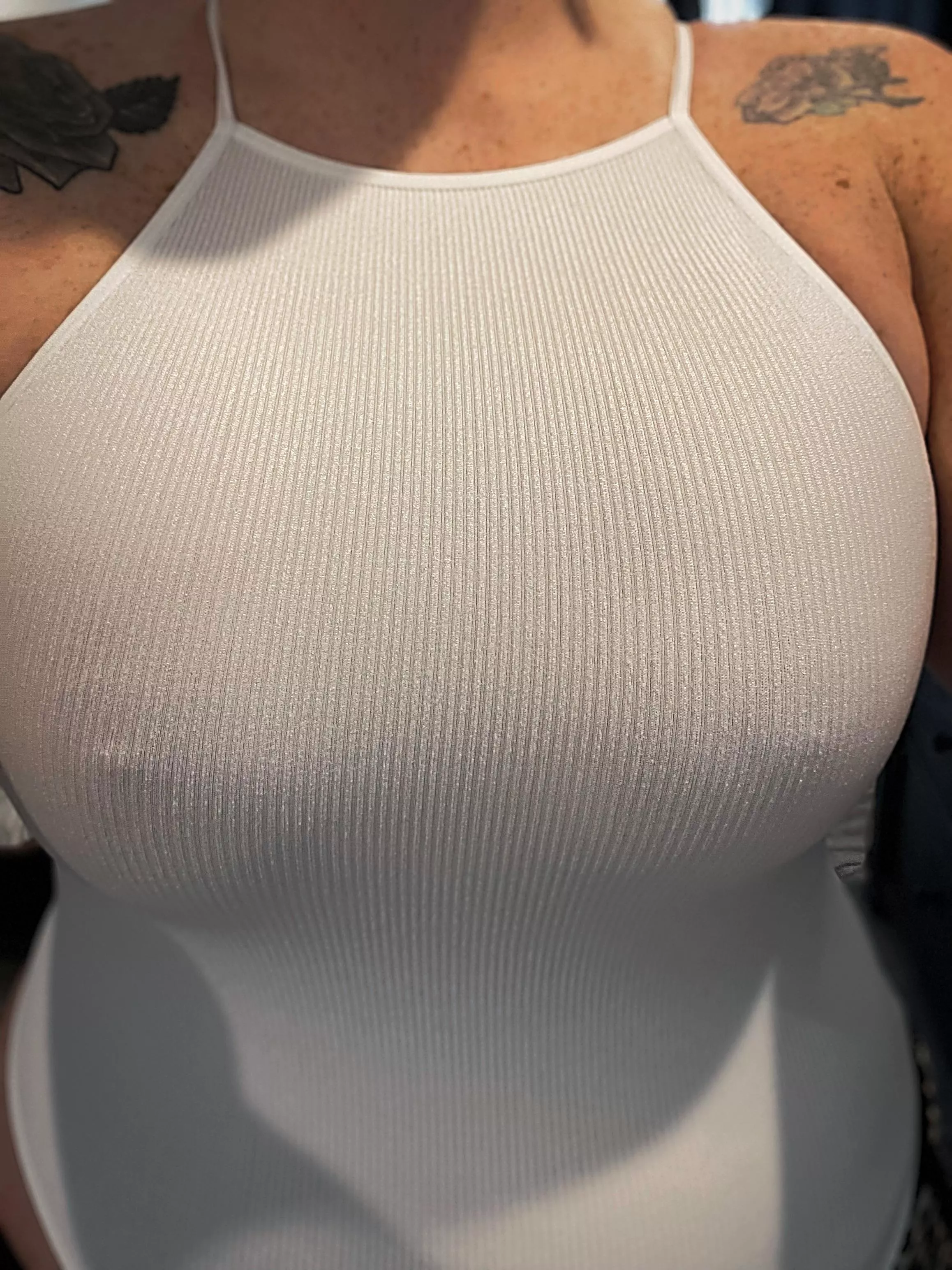 â€¼ï¸New titties alertâ€¼ï¸Subscribe to see them without a shirt ðŸ’¦ Iâ€™m running a promo, today only! Cum play with my new tits ðŸ’‹