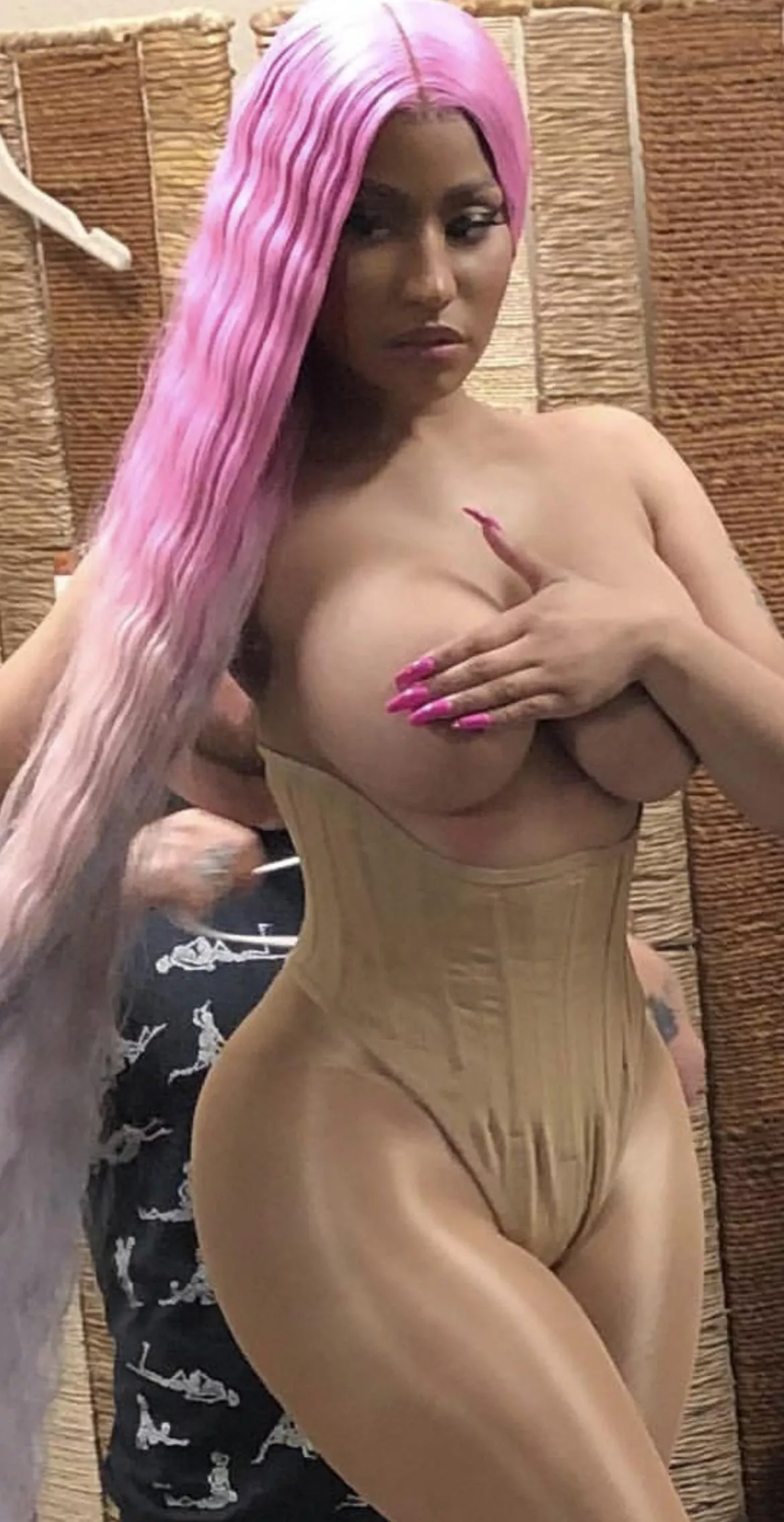 Nicki Minaj Hand bra