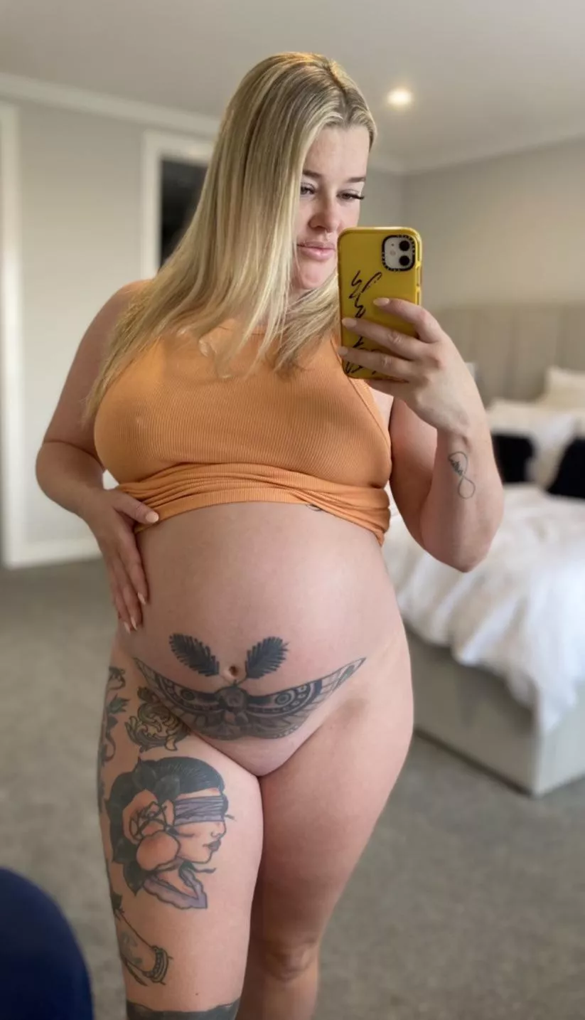 No panties makes my pregnant belly feel even better