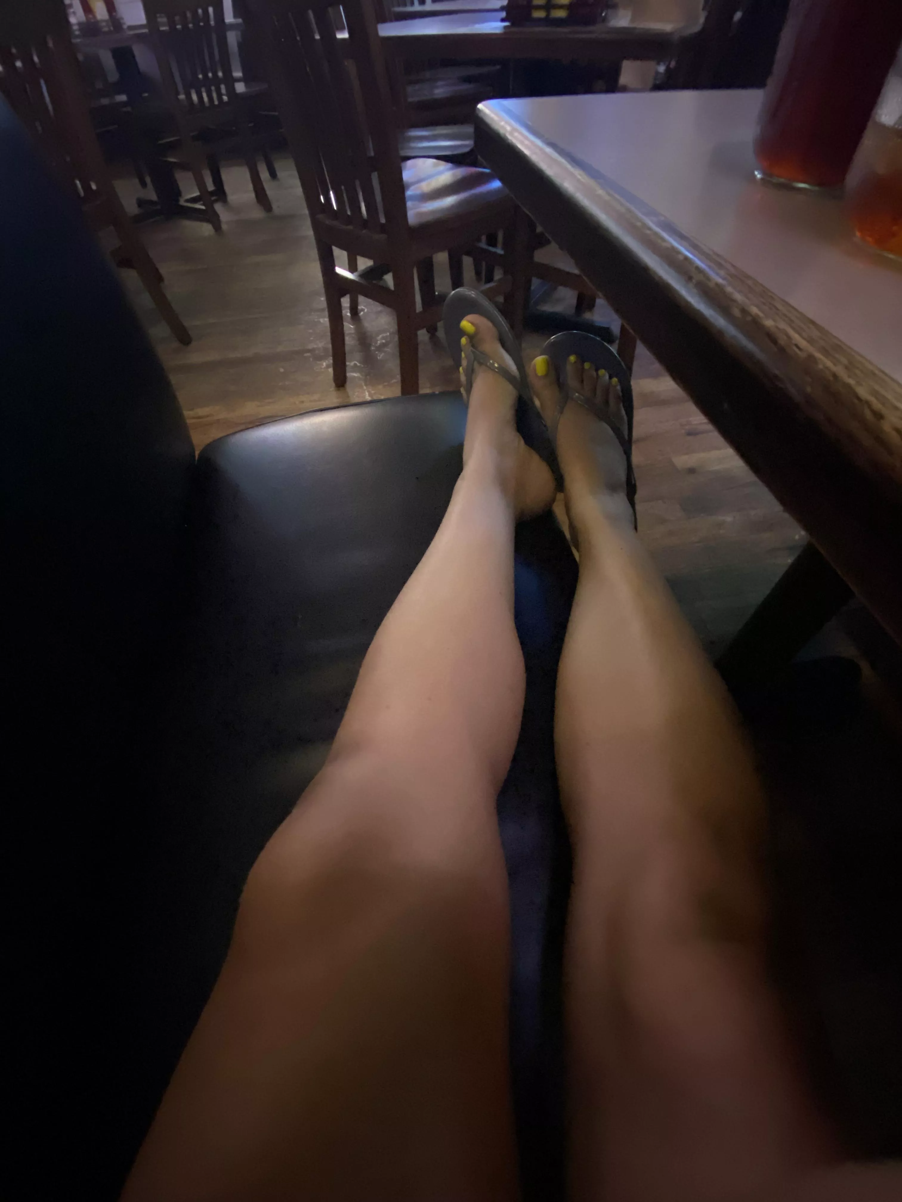 No the waitress didn’t ask me if I was taking a sneaky foot pic 👀😅..