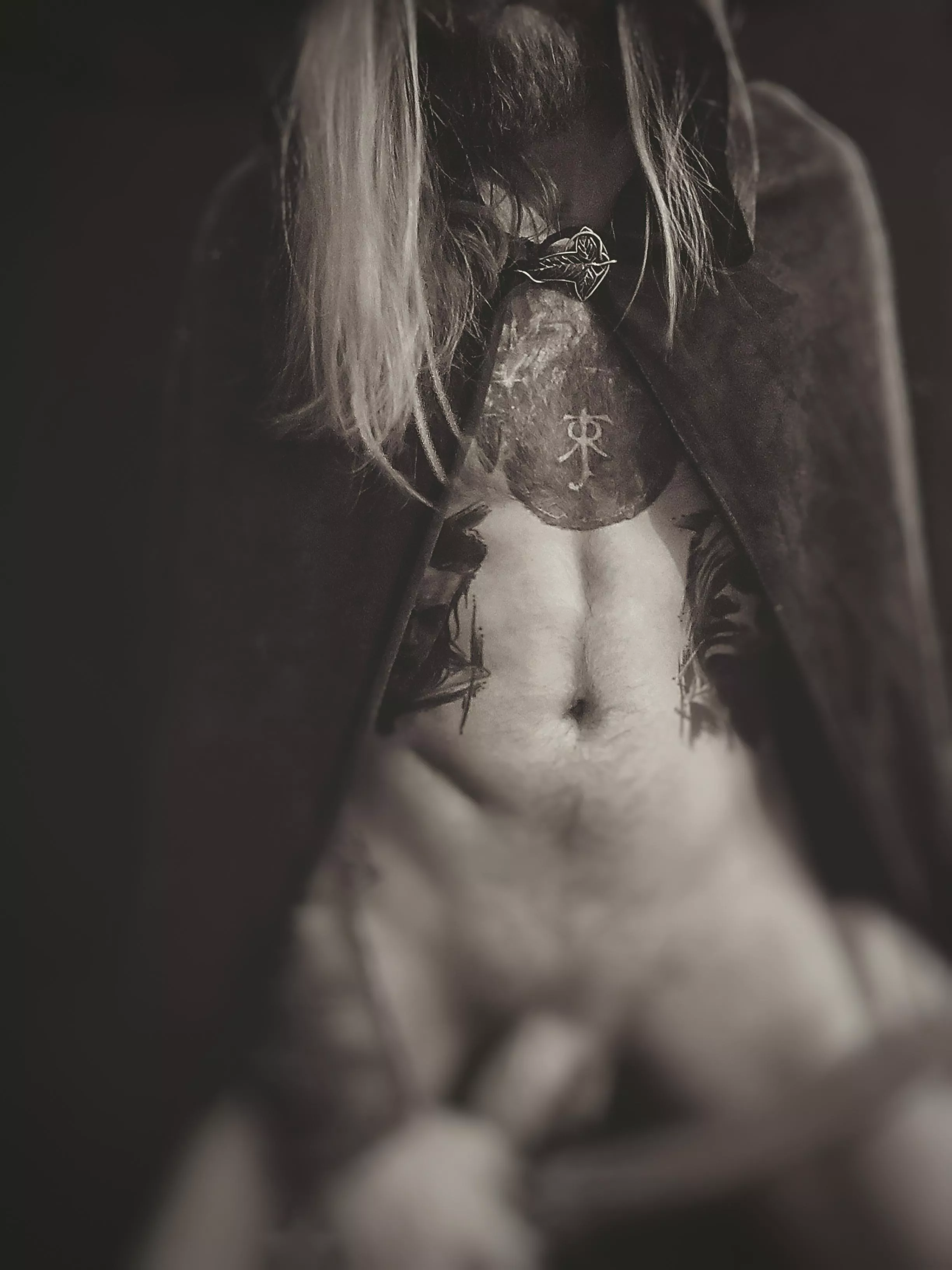 Noir nude, with elven bracers and cloak. 🌿 See my profile for linkz