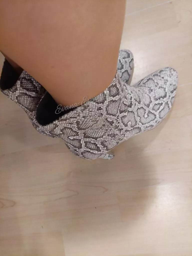 Not my favorite pair of heels, but still pretty cute.