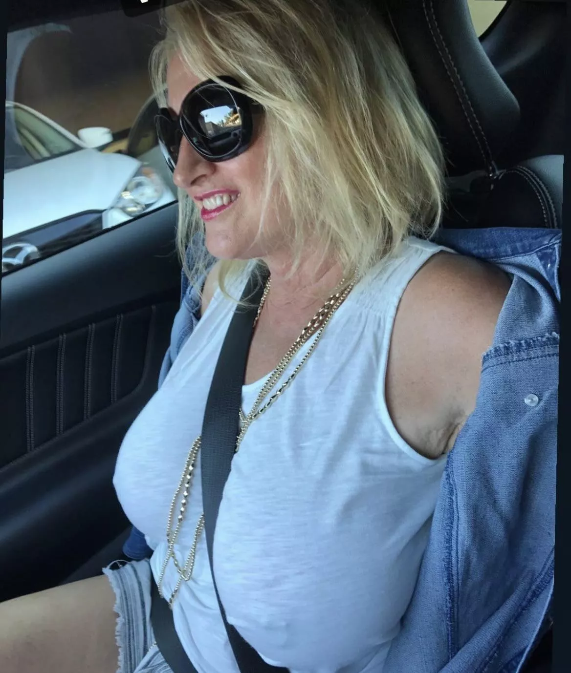 Nothing beats a Milf with pierced tits! Need to find more of her!