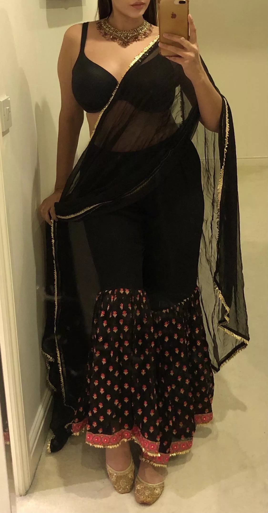 Nothing beats wearing something traditional...ðŸ˜‡ðŸ’‹ British Punjabi Indian [domme]