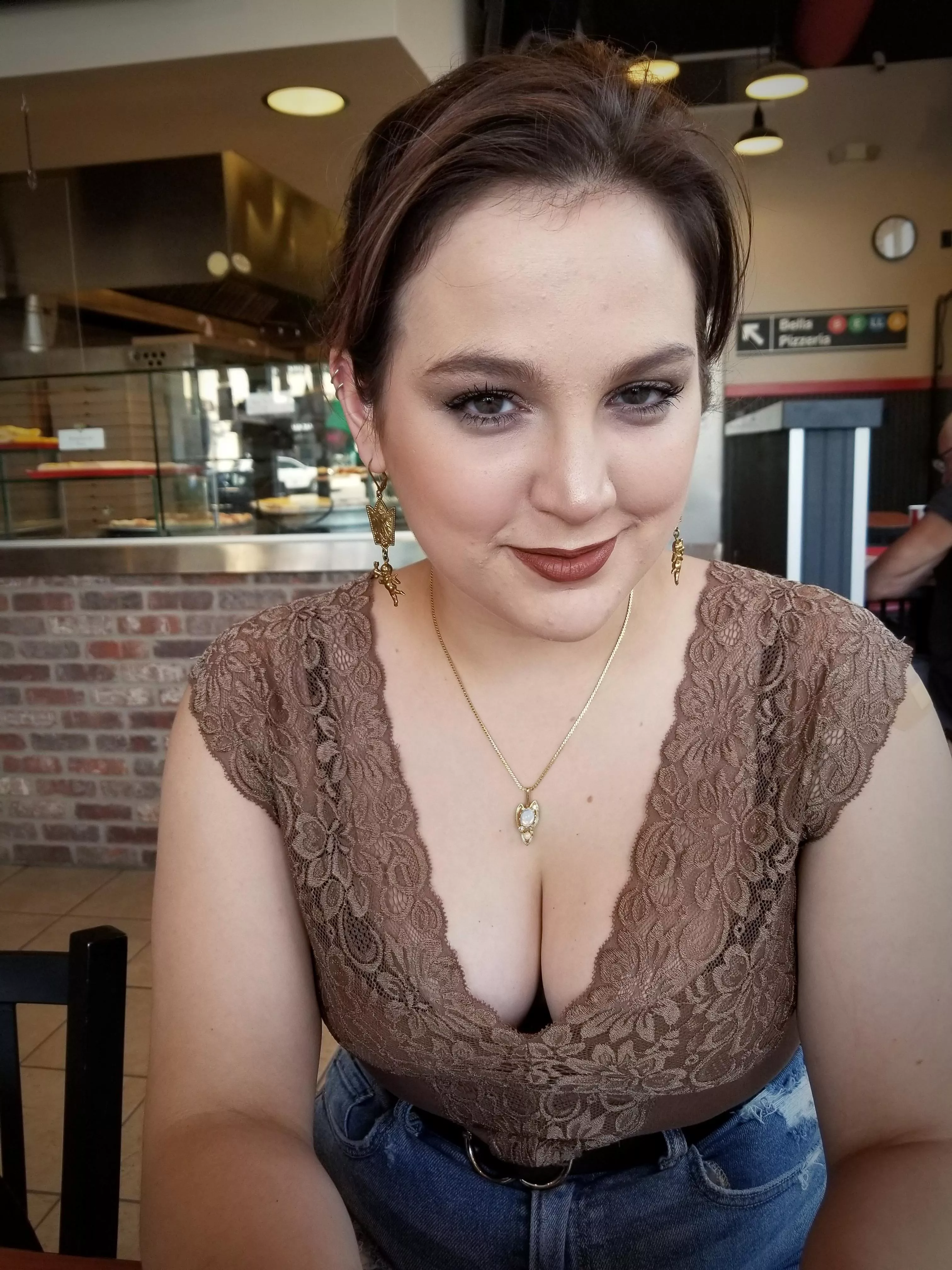 [OC] my delicious [F]26 wife about to smash some pizza