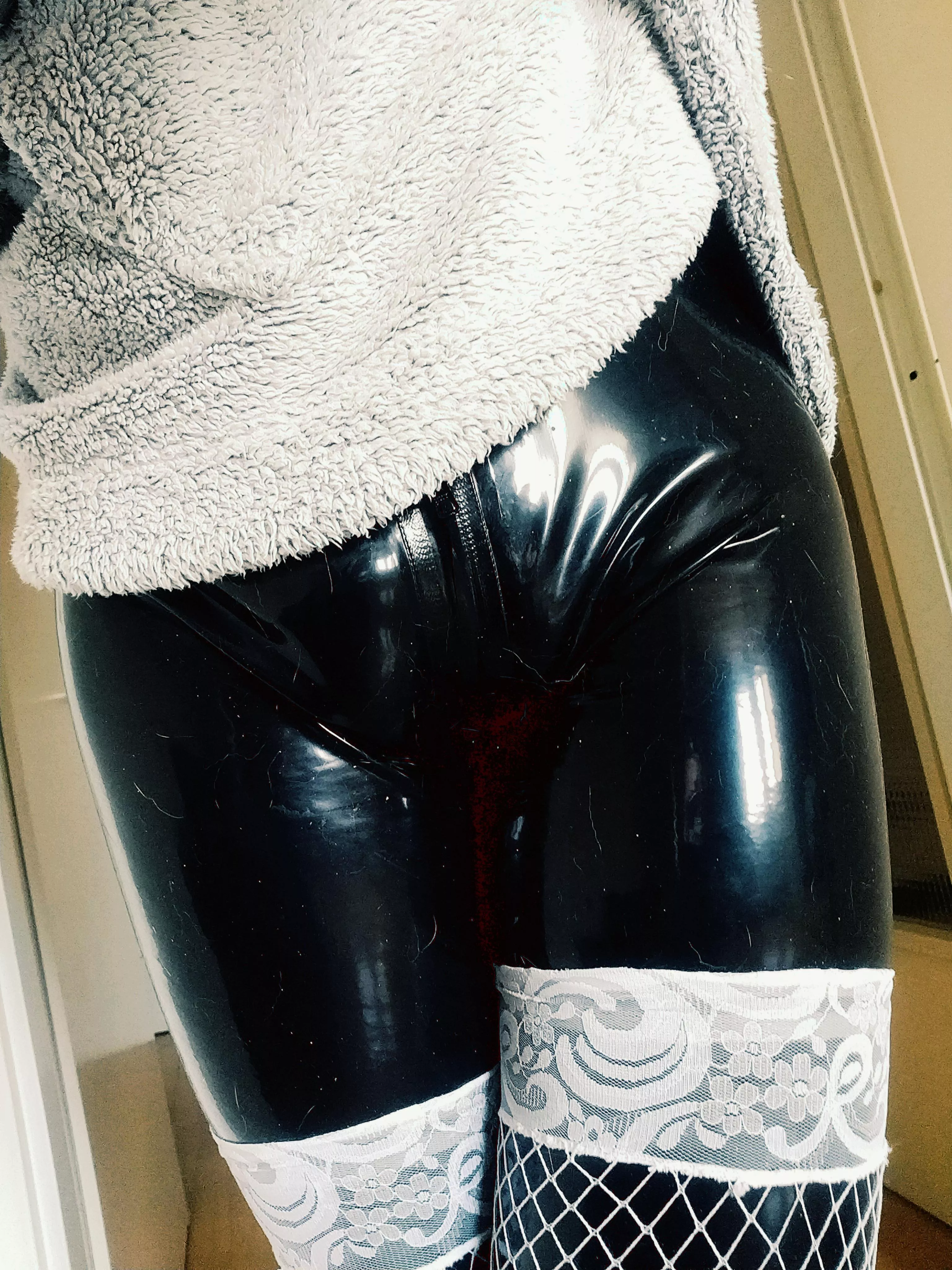 [OC] pic from my 24 hours in latex session 💜