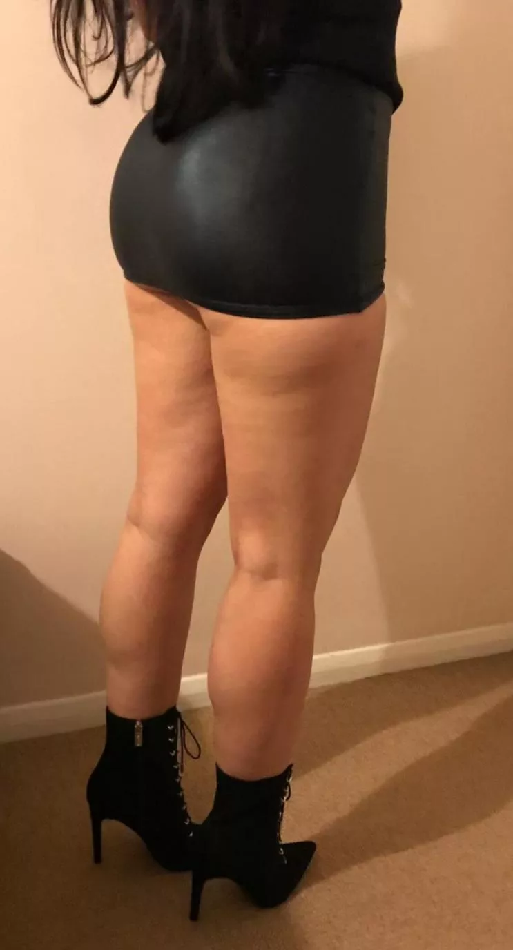 [OC], who likes my skirt and high heels