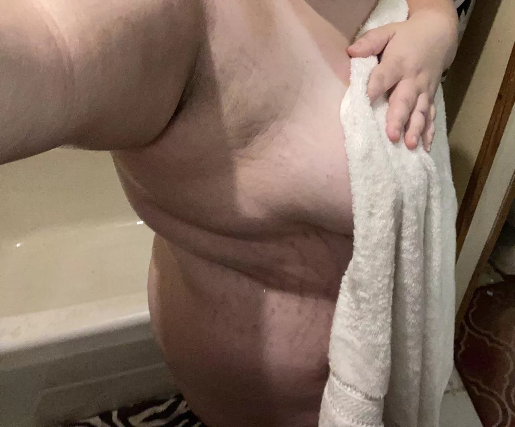 Oops almost dropped the towel 🥵⬇️