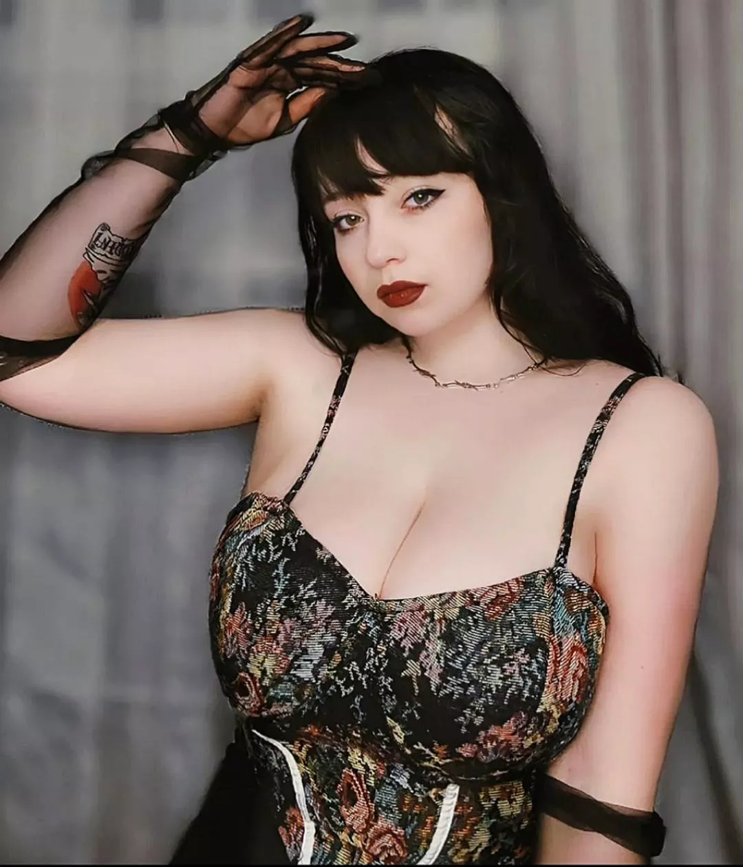 pale busty beautiful 😍