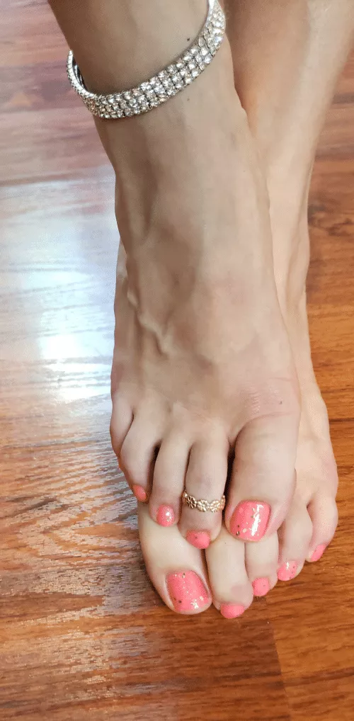 Pedicured toes with anklet & toe ring