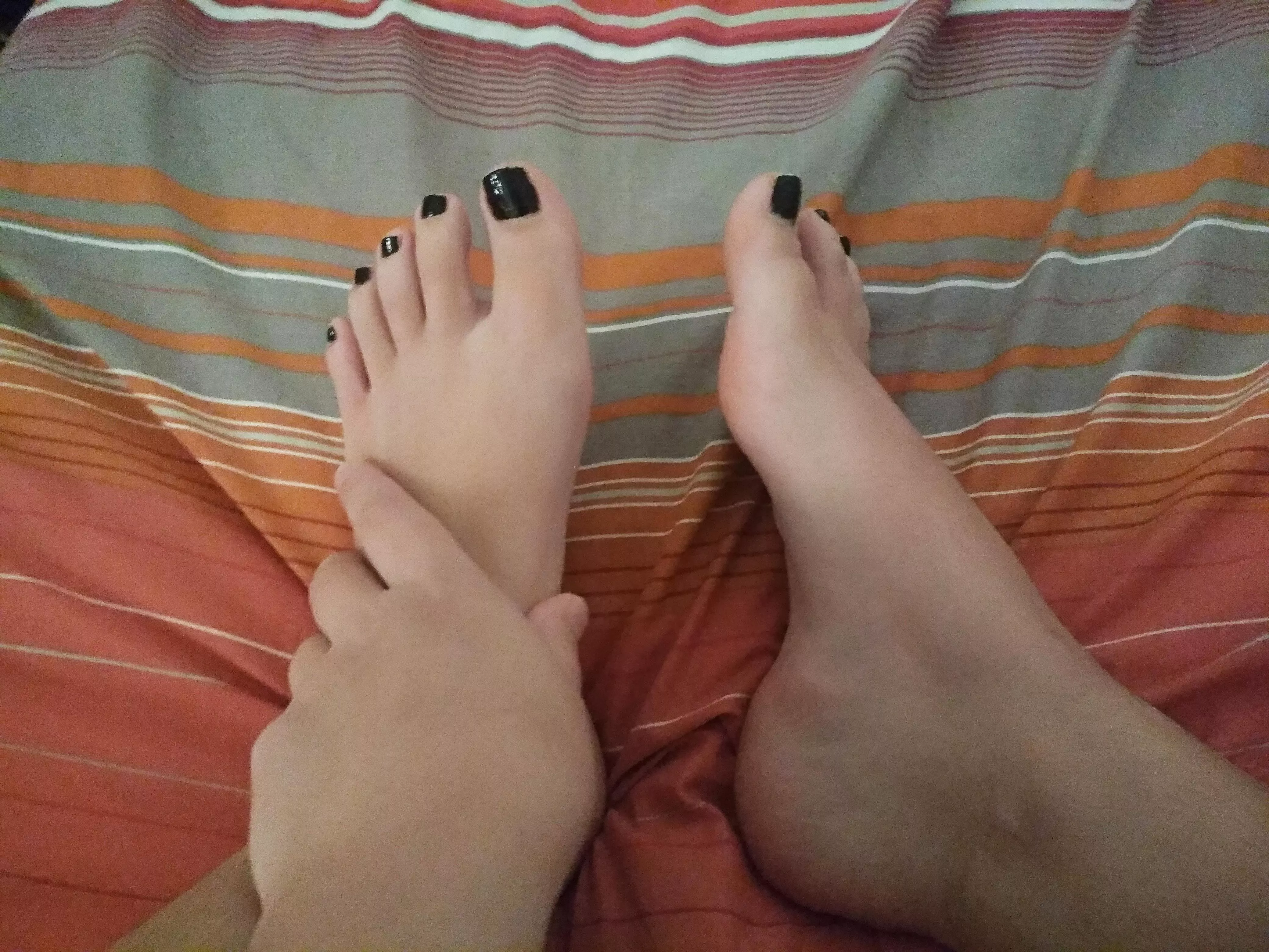 Peek at my Game of Thrnoes shirt. Wanna marathon while you suck on my toes and worship my soft soles?ˆ