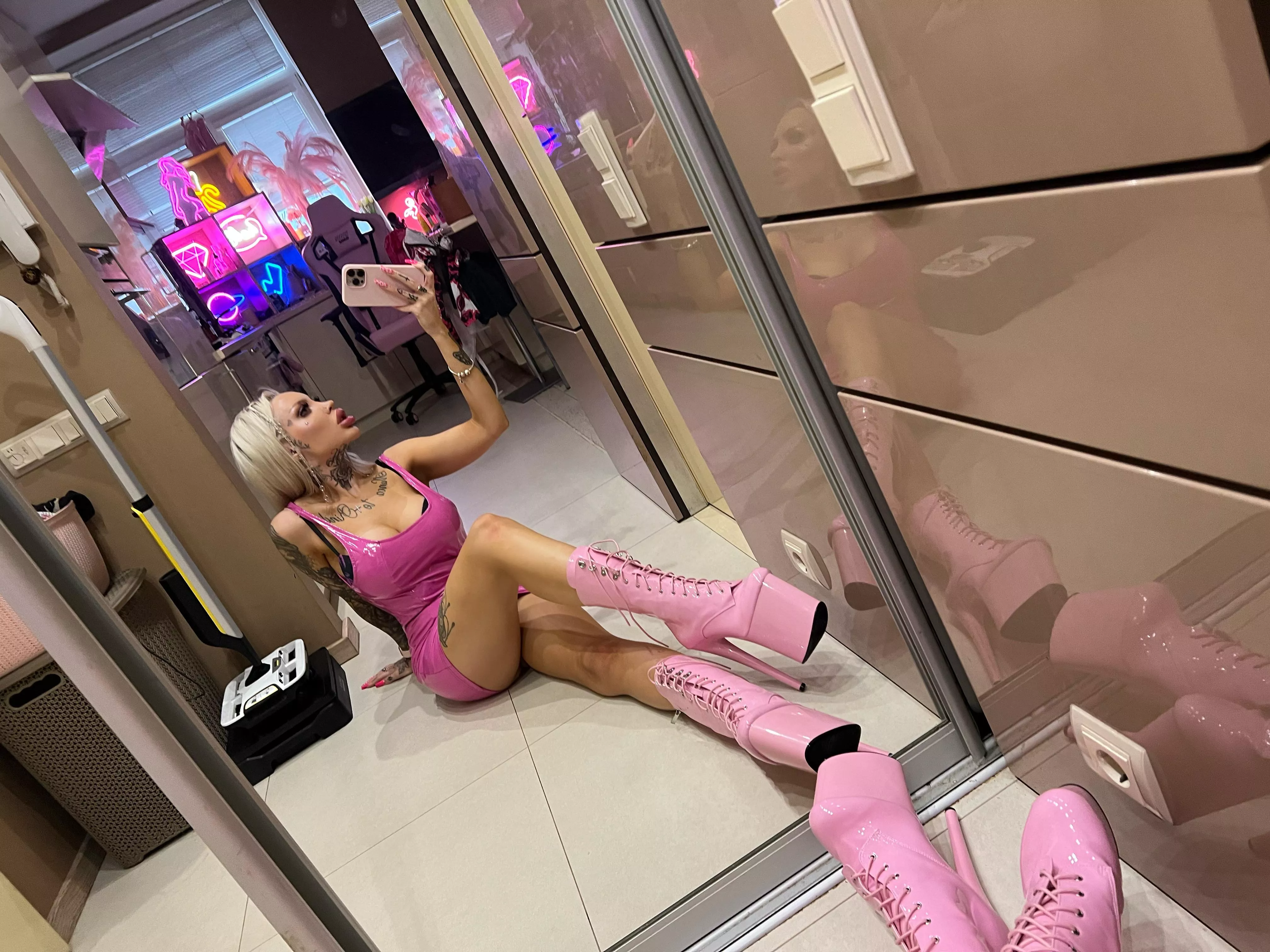 Pink and shiny ✨💕 would u like to fuck me in these boots?