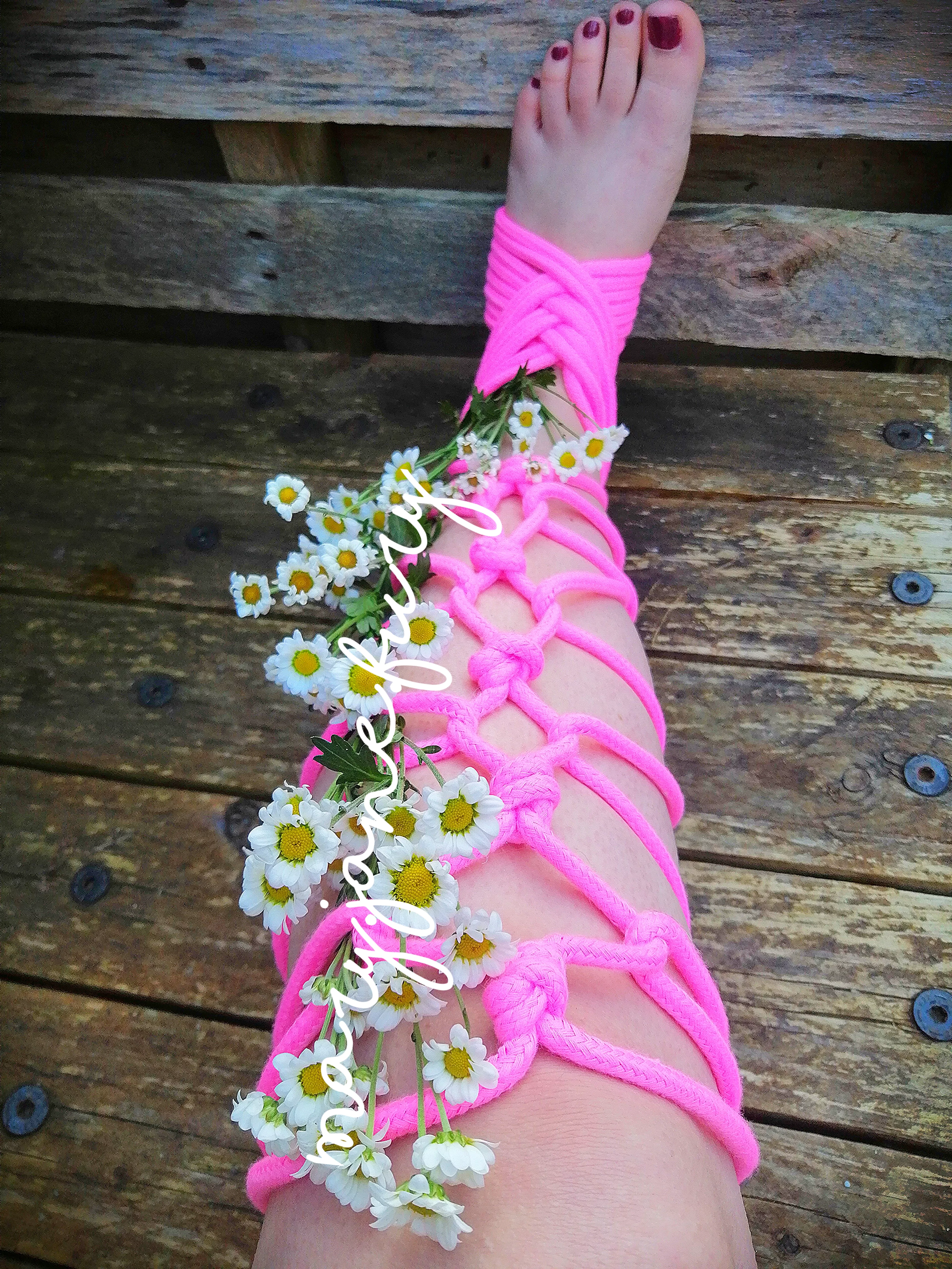 Pink rope and daisies