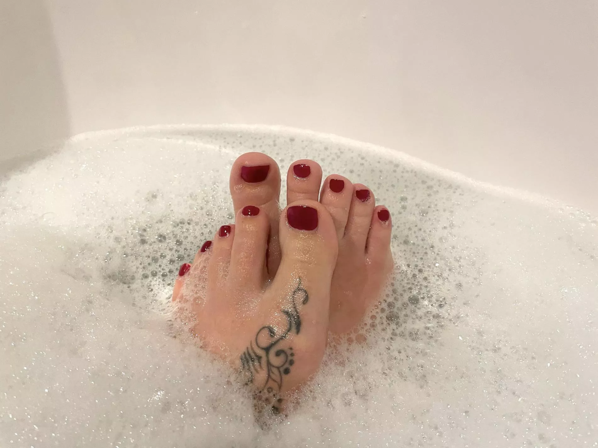 Please suck my toes 😋😍