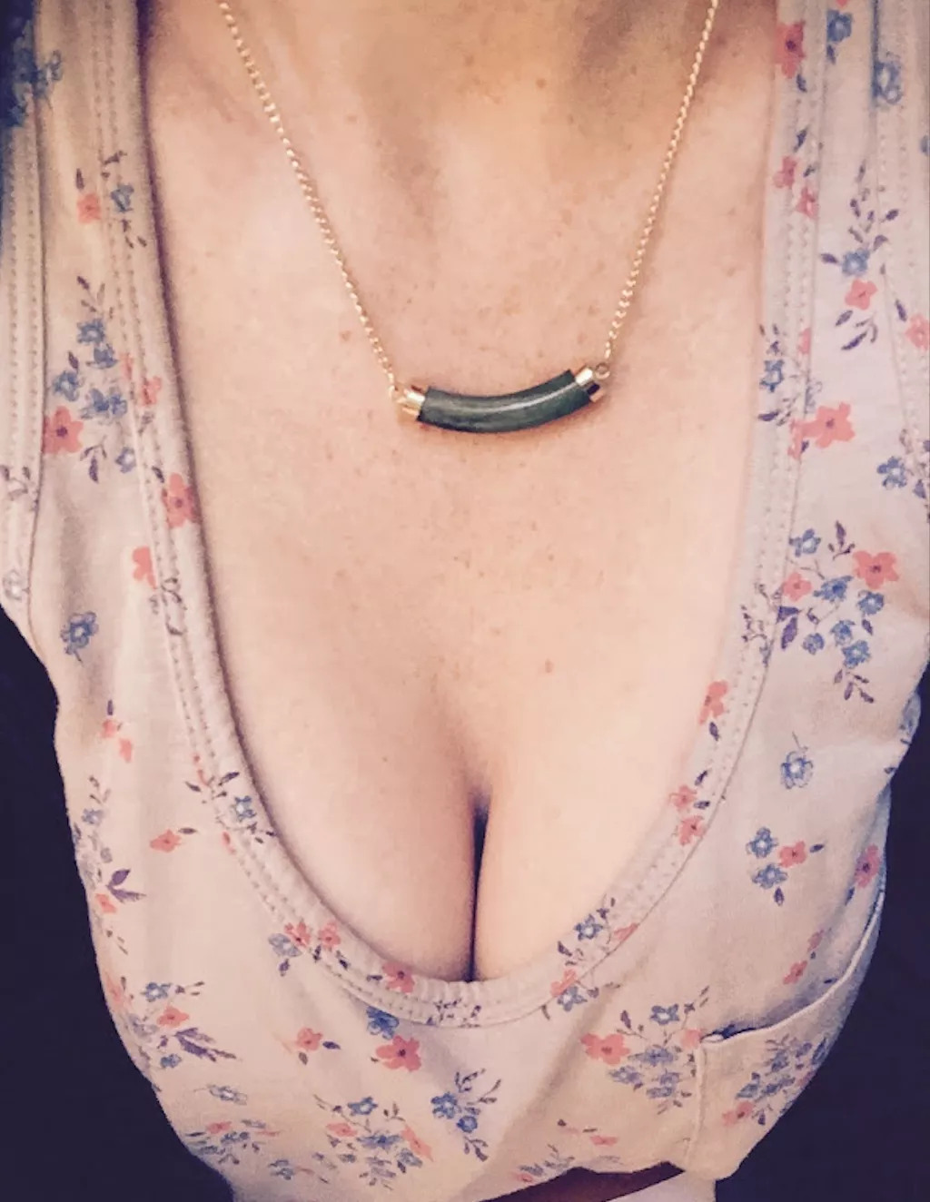 Plunging neckline (34)