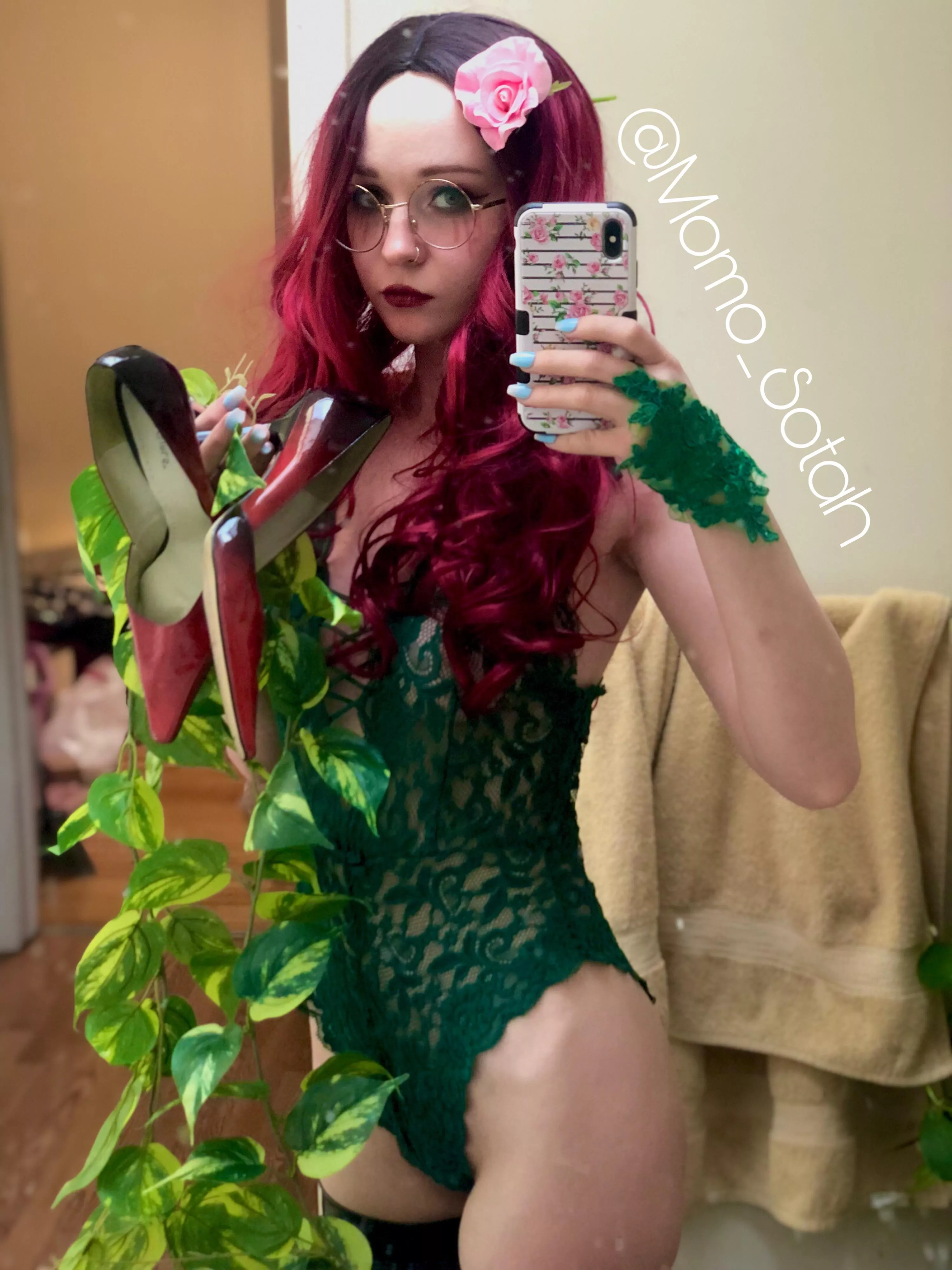 Poison Ivy mirror selfie