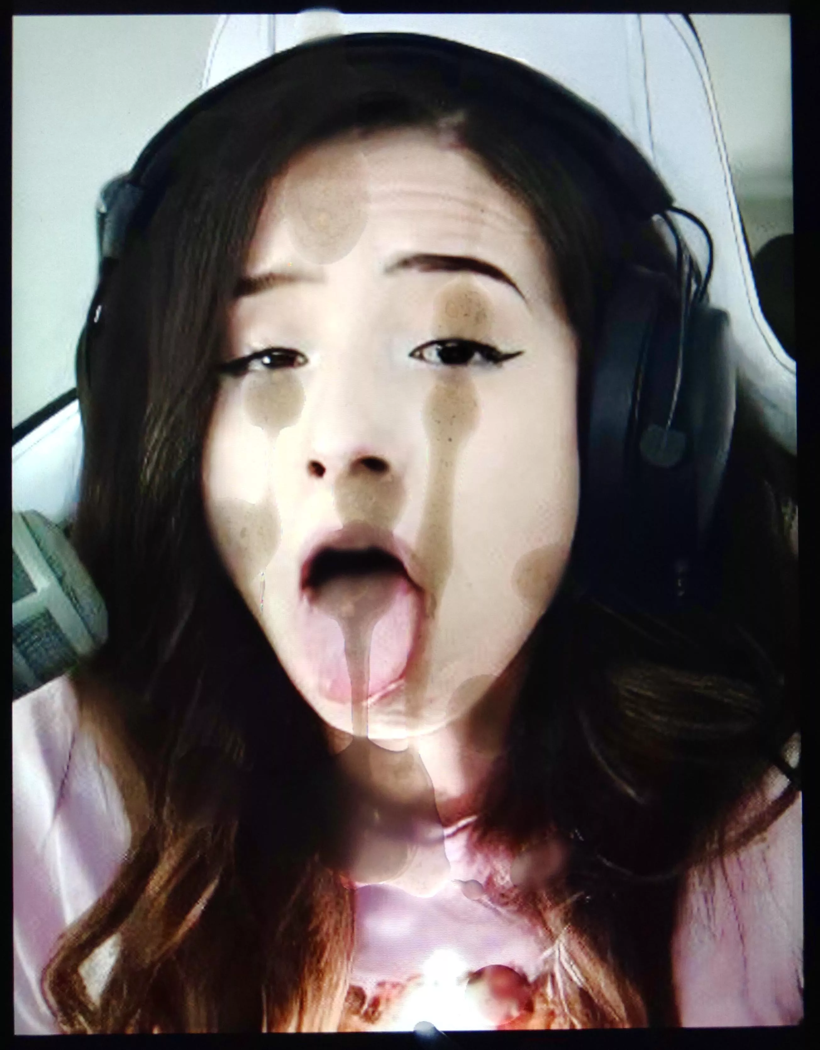 Poki's tongue tho 🥵