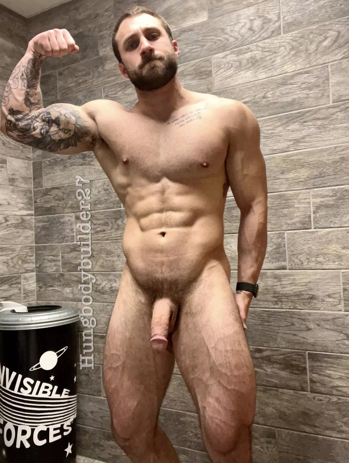 Posing in the locker room ðŸ’ªðŸ¼