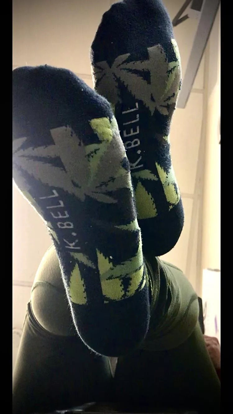 Post 4/20 WorkoutðŸƒðŸ’¨ðŸ˜¶â€ðŸŒ«ï¸. Just finished training clients and had a killer leg dayðŸ¥µ lay under my stinky socks. ðŸ˜ˆðŸ˜ˆ