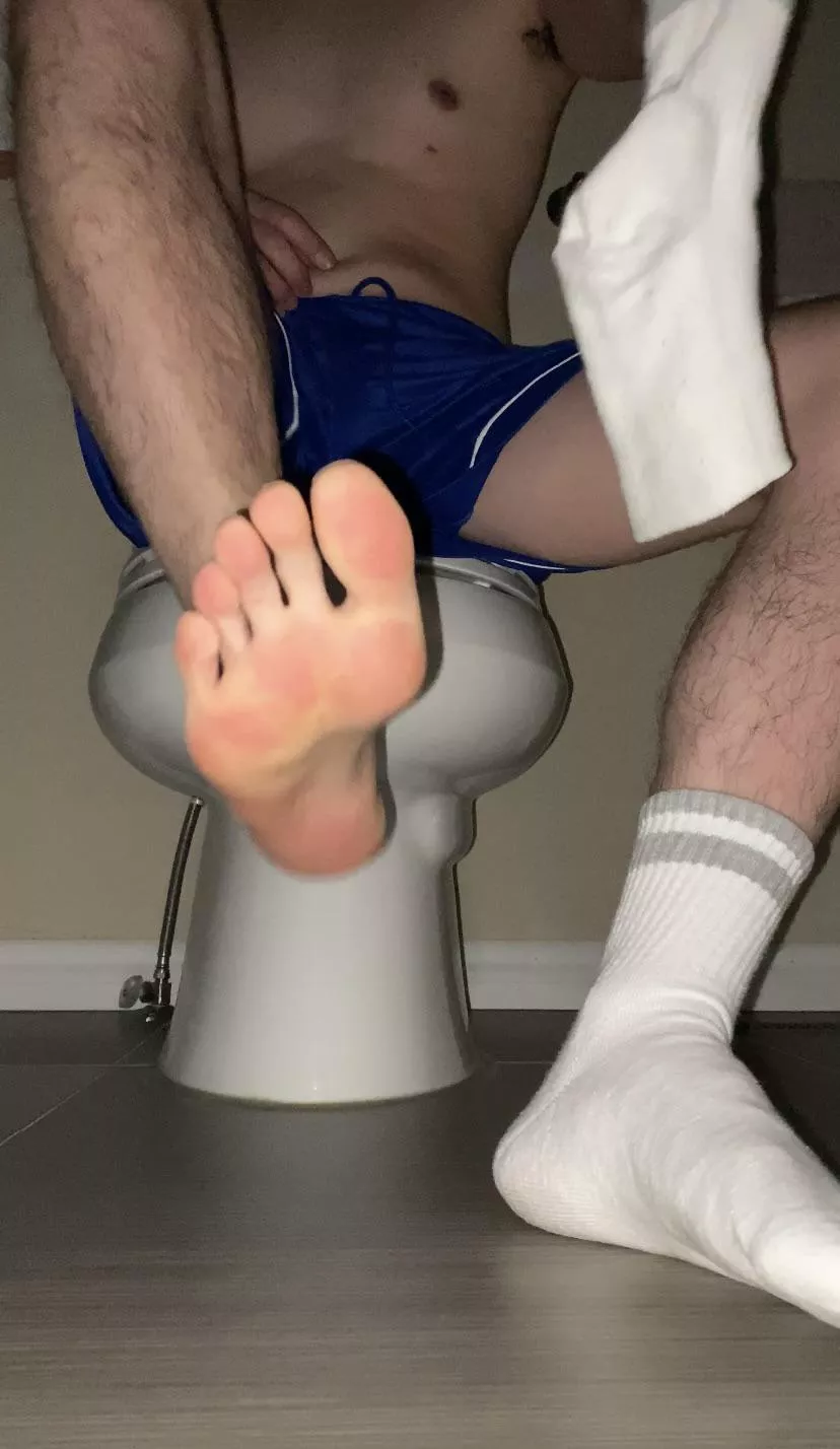 POV: you canâ€™t decide which to sniff first, my sweaty feet or my stinky socks ðŸ˜ˆ cashpigs HMU to worship