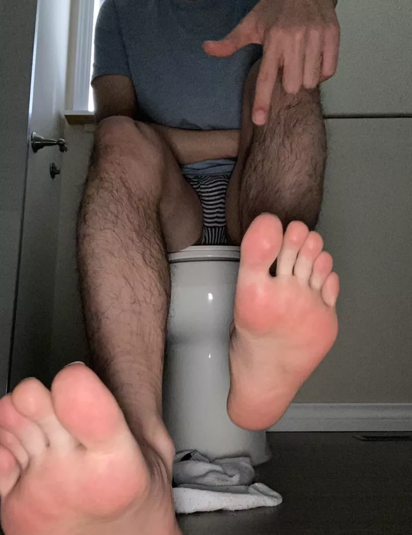 POV: you’re on your knees worshipping my sweaty alpha feet begging for it in your mouth 😈