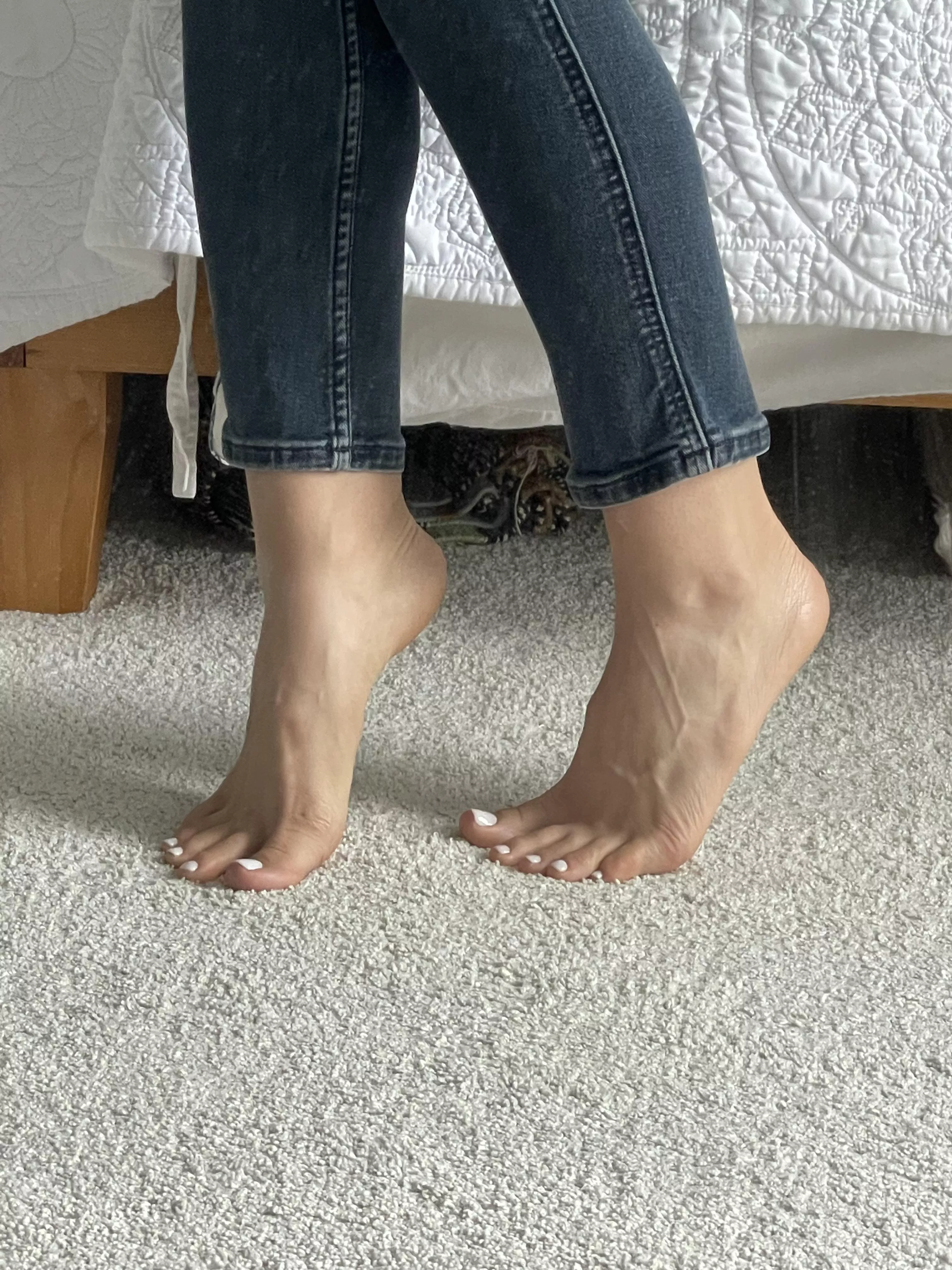 pretty feet princess in jeans