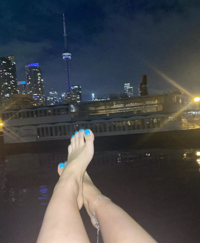 Pretty toes + anklet = good pussy🥰