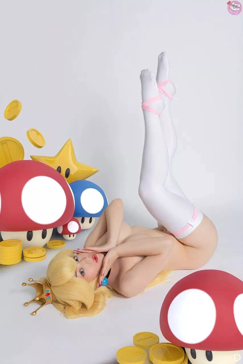 Princess Peach by ZoeVolf