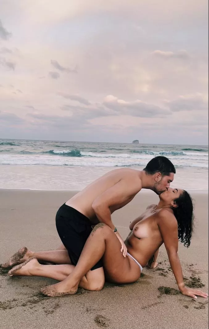 Public beach fuck ðŸ™ˆðŸ’¦