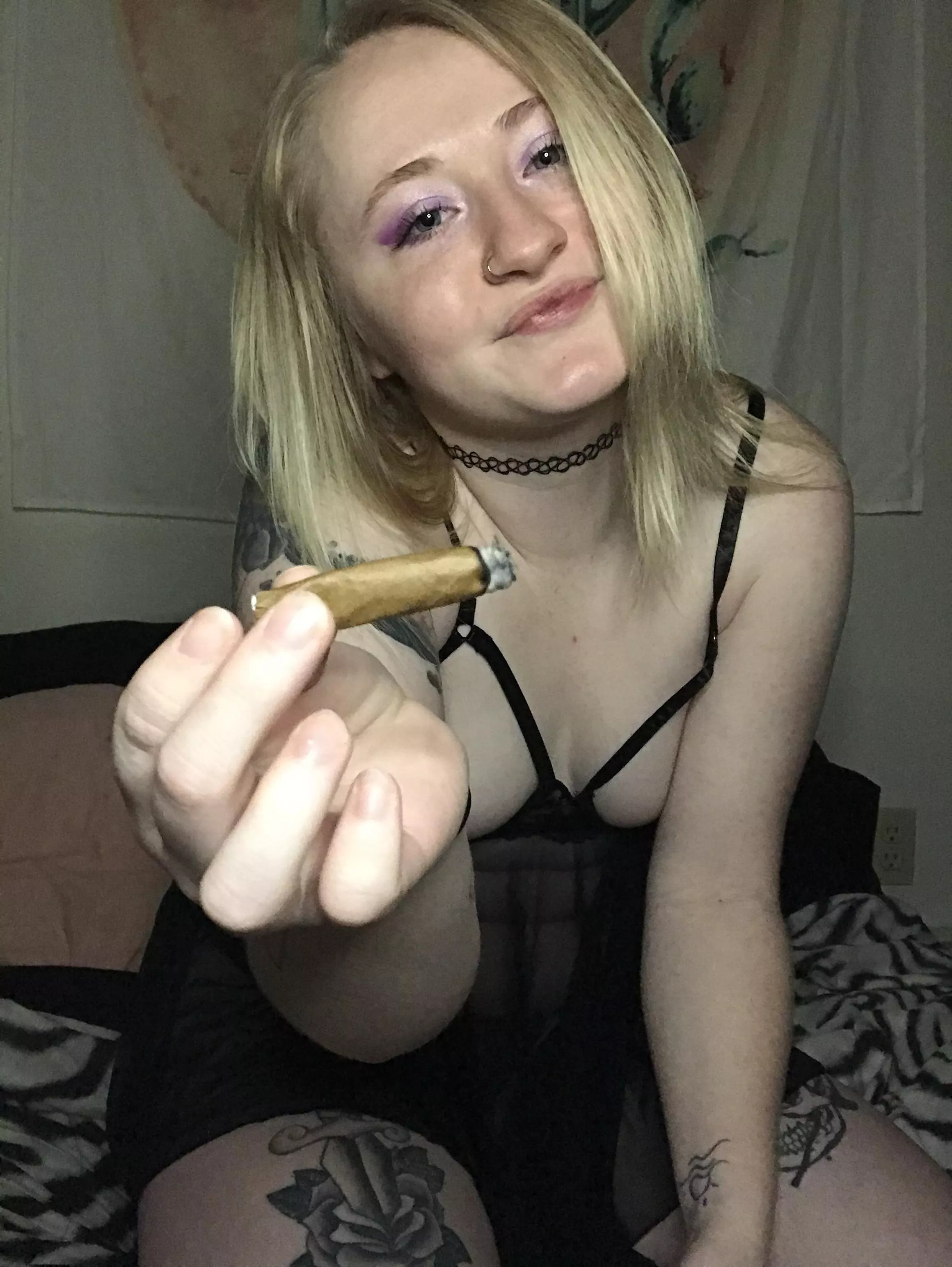 puff puff pass 💨 [F][23][oc]