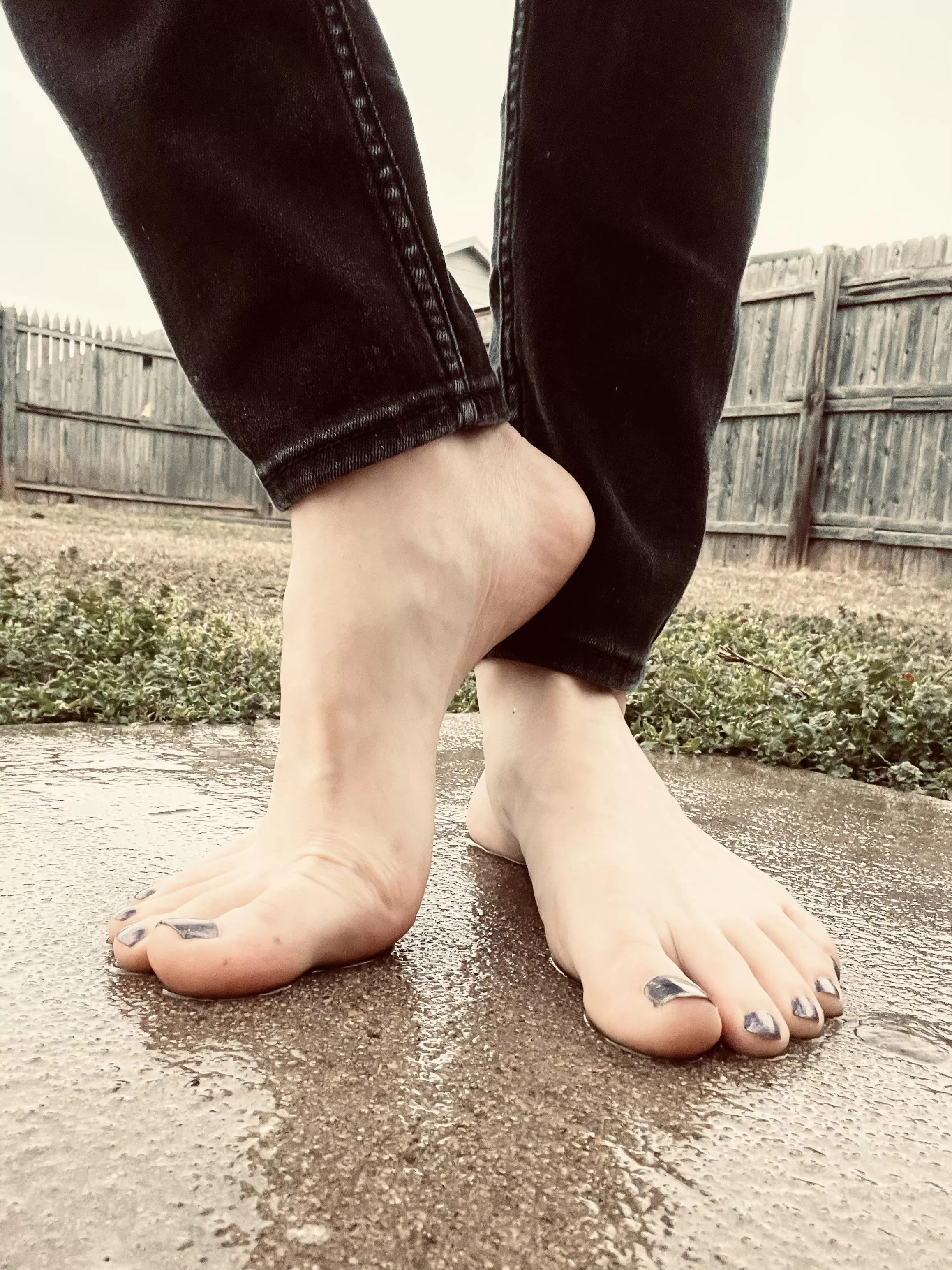 Rainy day feeties