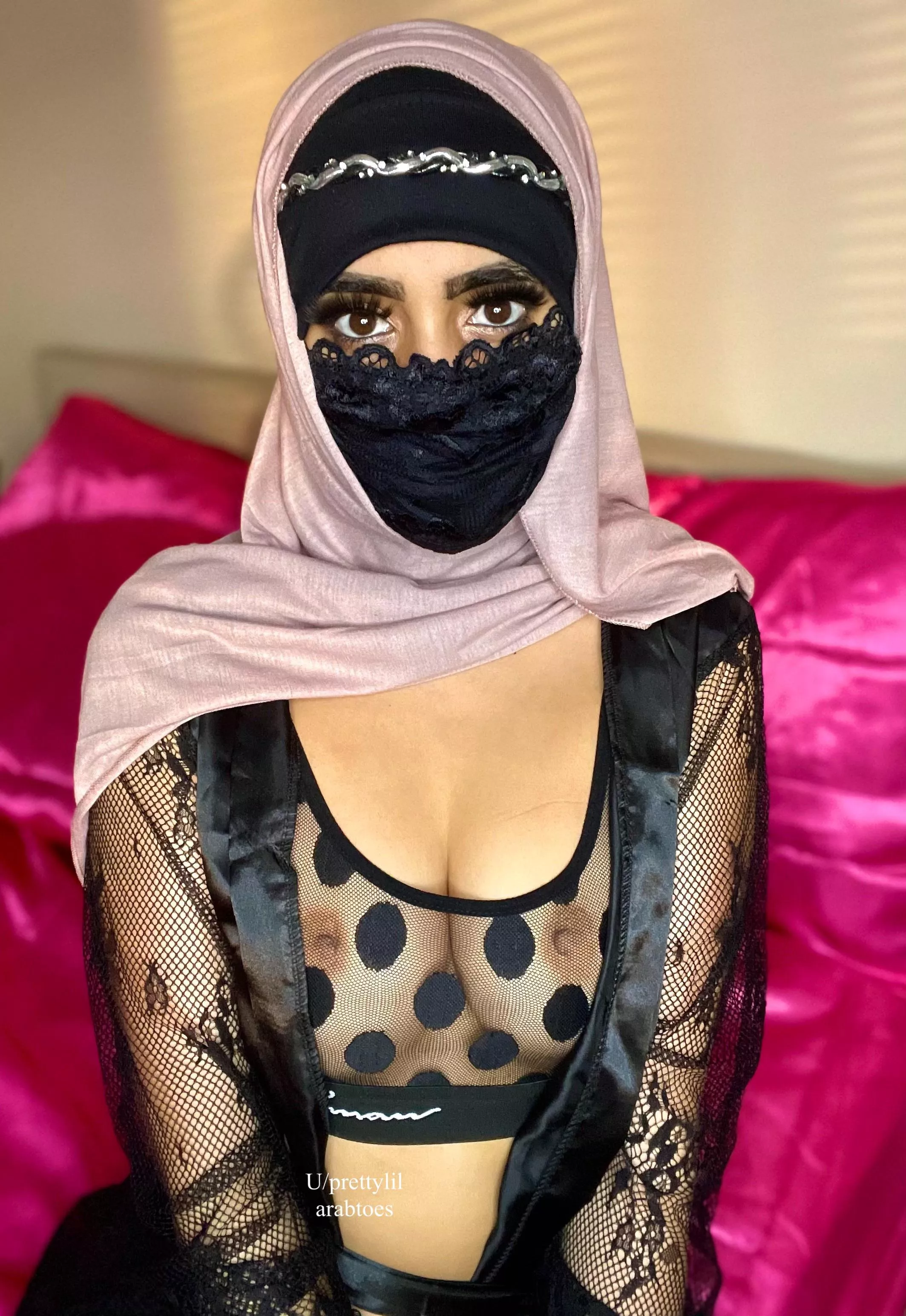 Raise your dick if you’d fuck a Arab girl