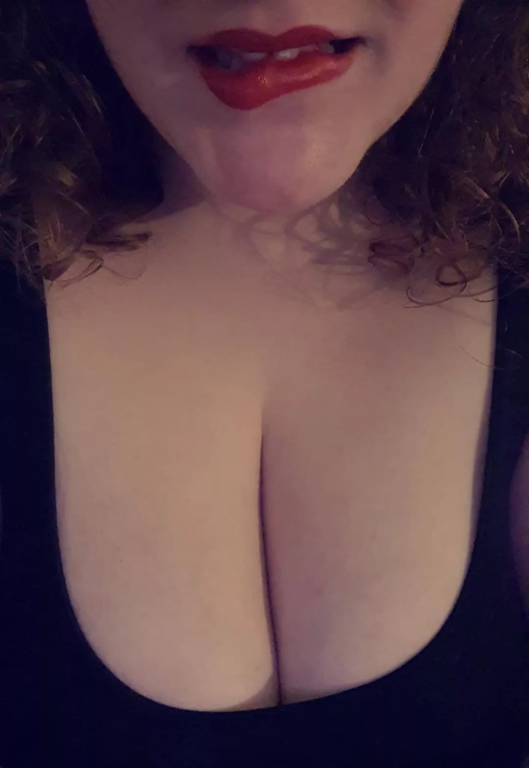 Rate my cleavage?...💋