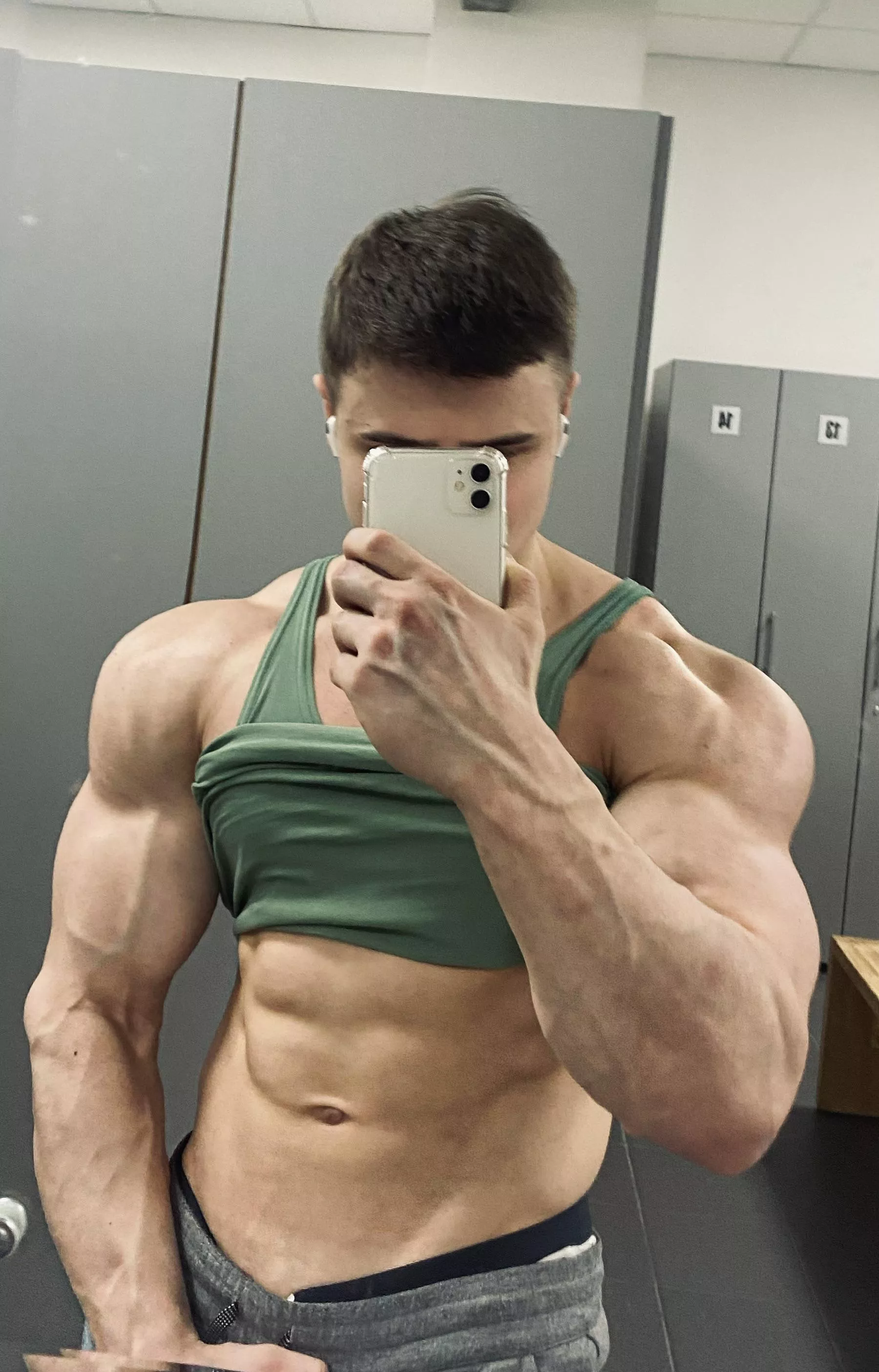 Rate my muscles?)