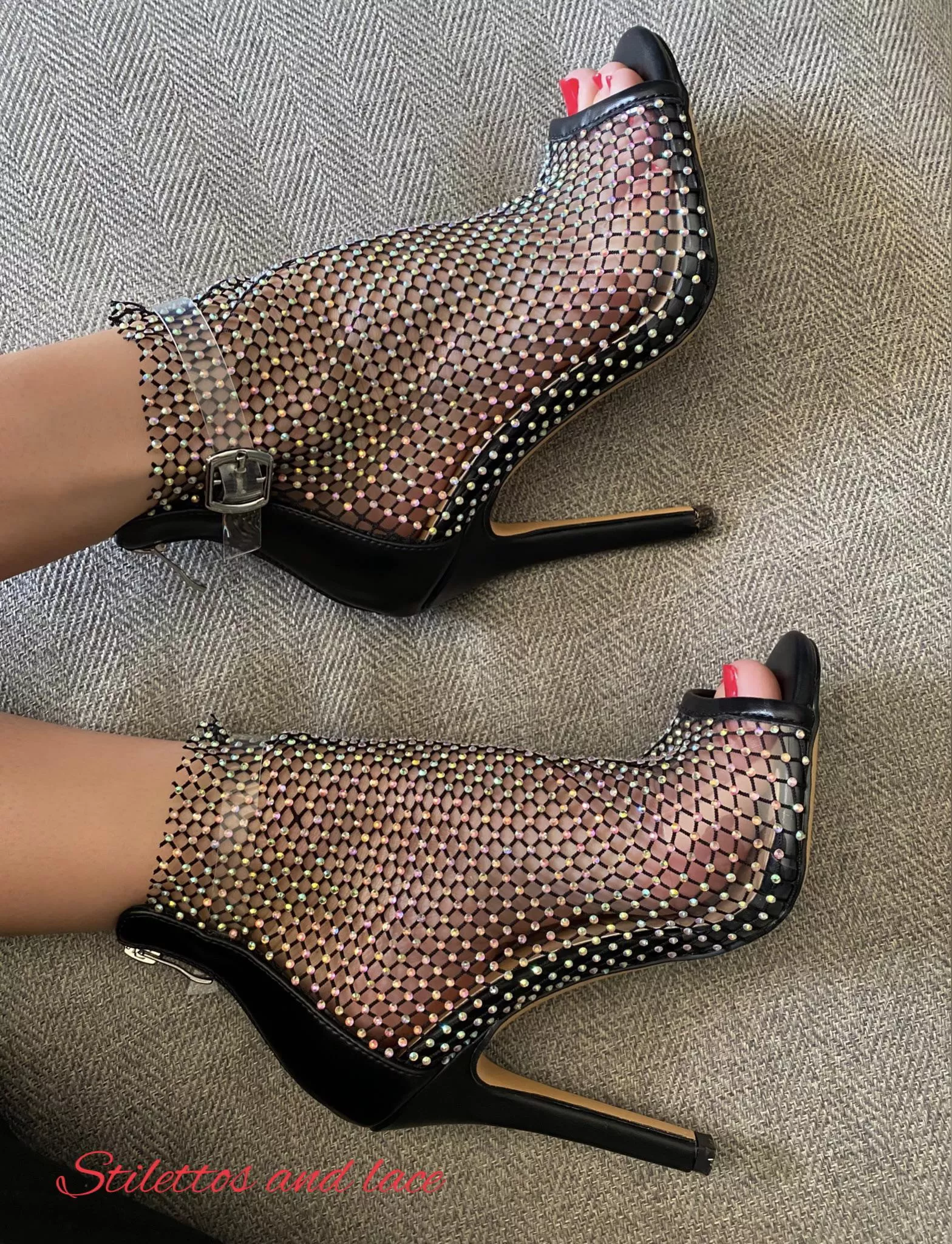 Red toes and mesh booties ✨