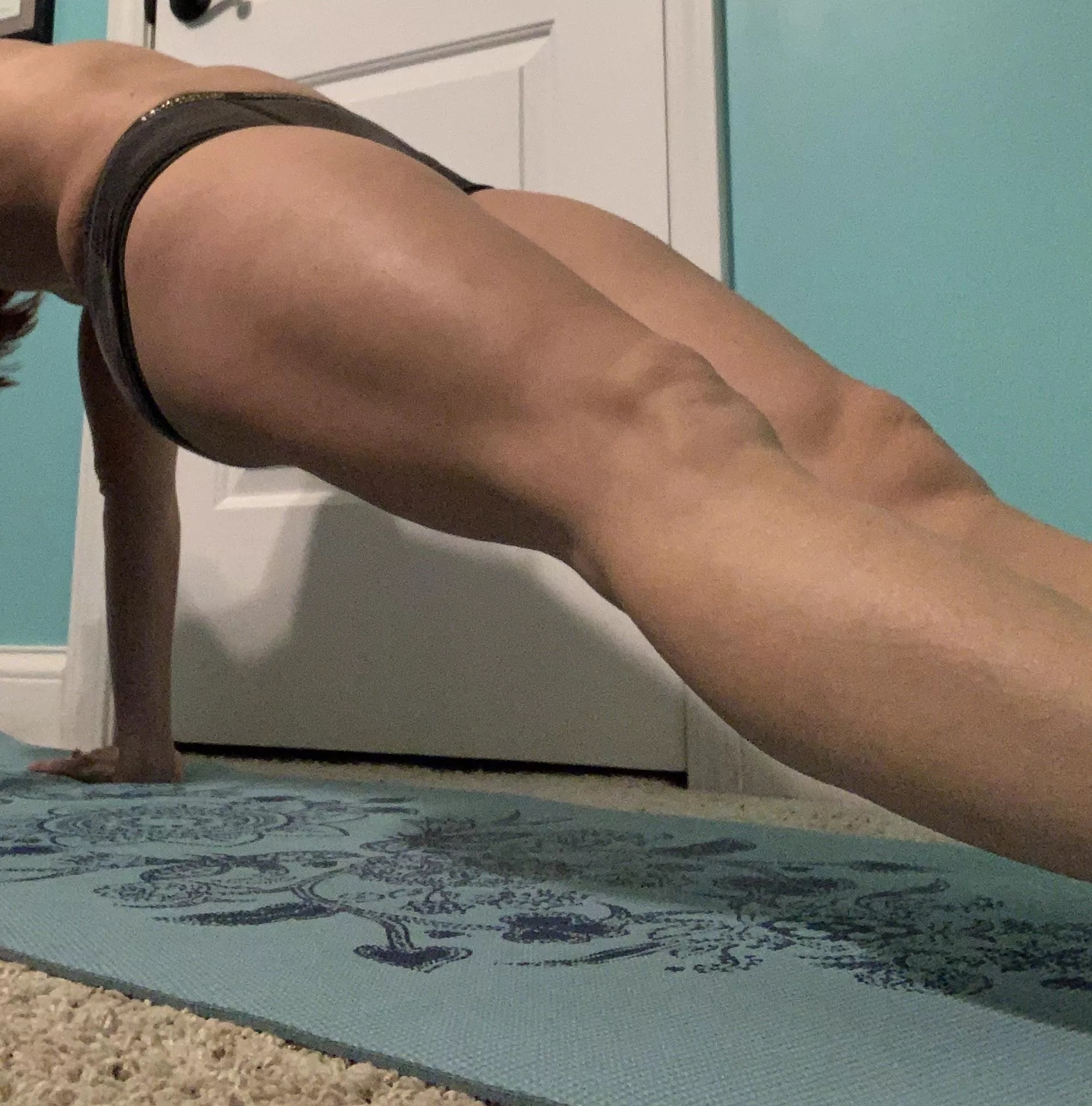 Reverse plank for your viewing pleasure. ðŸ‘€