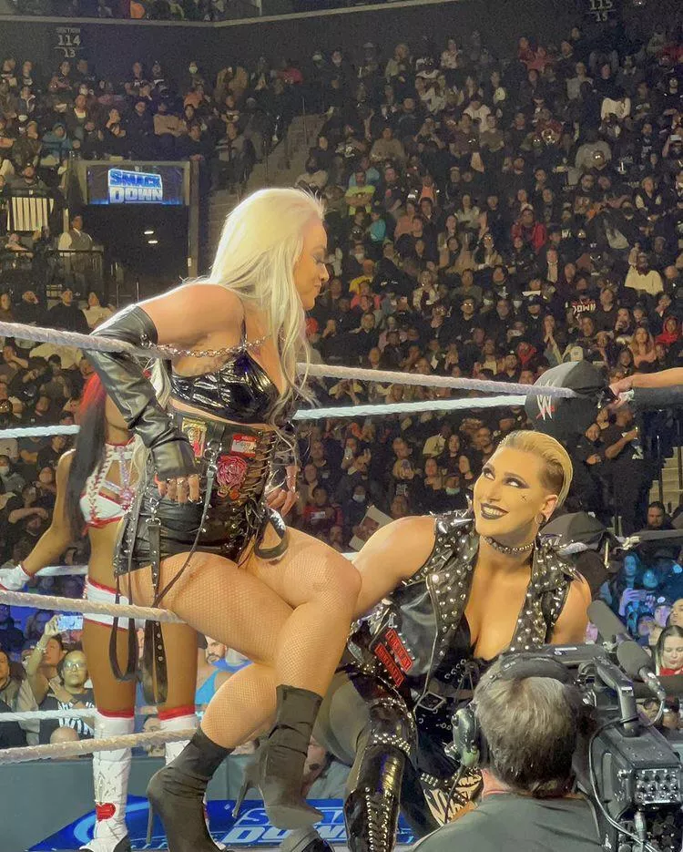 Rhea admiring Liv Morgan 🔥