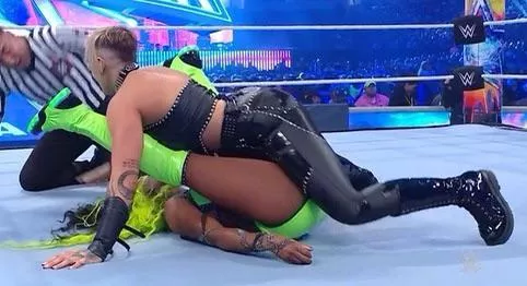 Rhea pinning Naomi