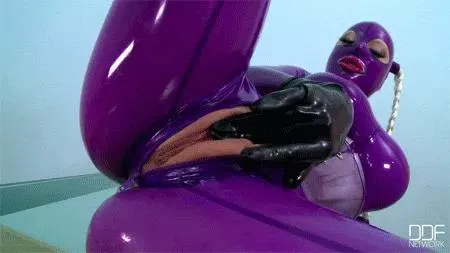 /r/latexlucy Rubbing Her Juicy Pussy