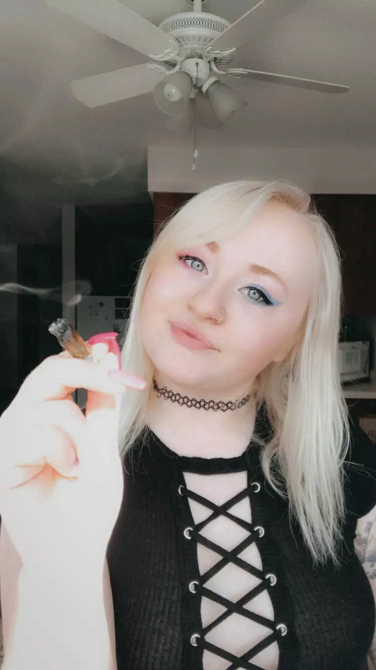 roll one, smoke one 😇 [F][23][oc]