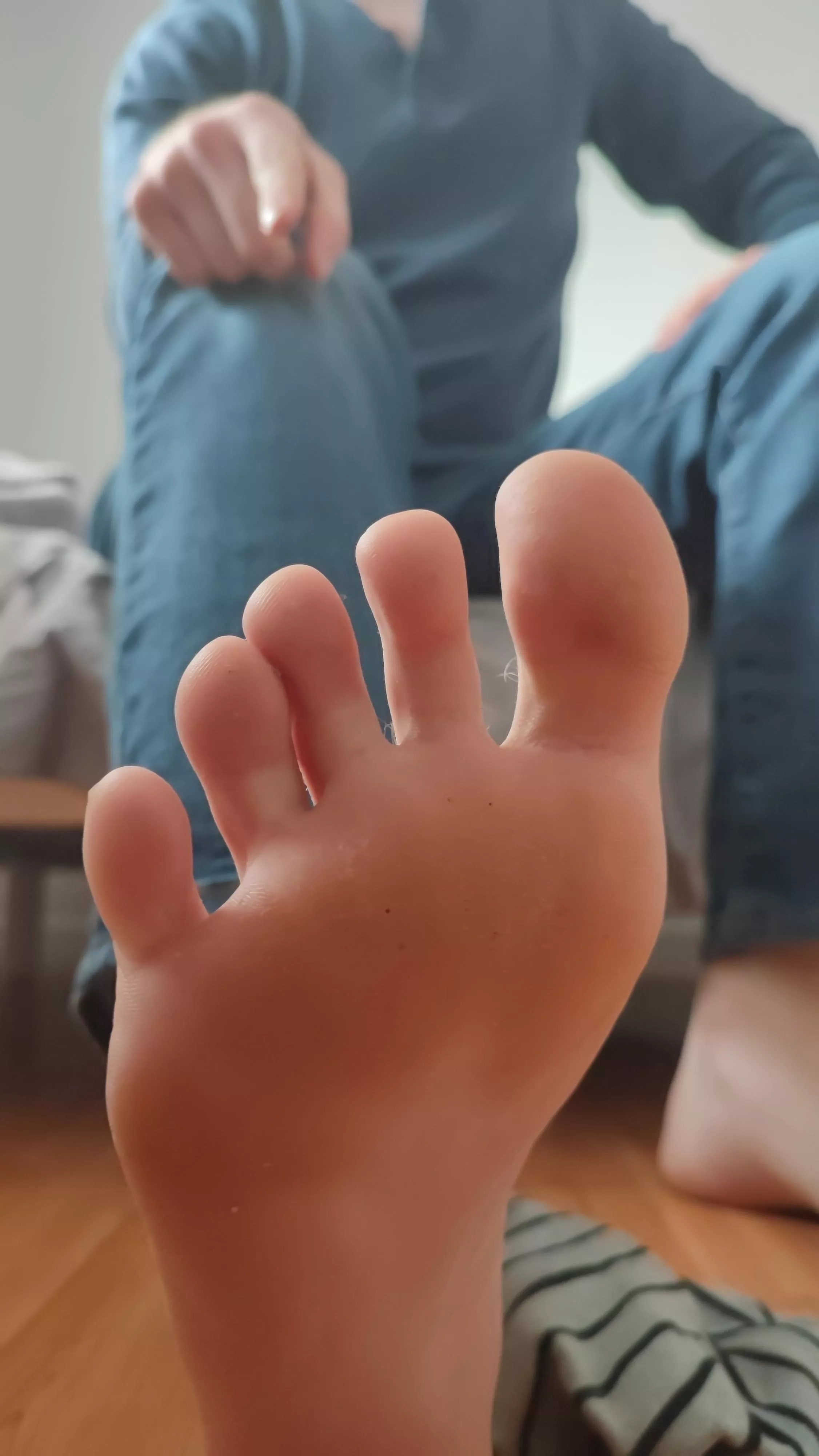 Rule #1 : Beta footboy + hard seeing this picture = upvote + DM