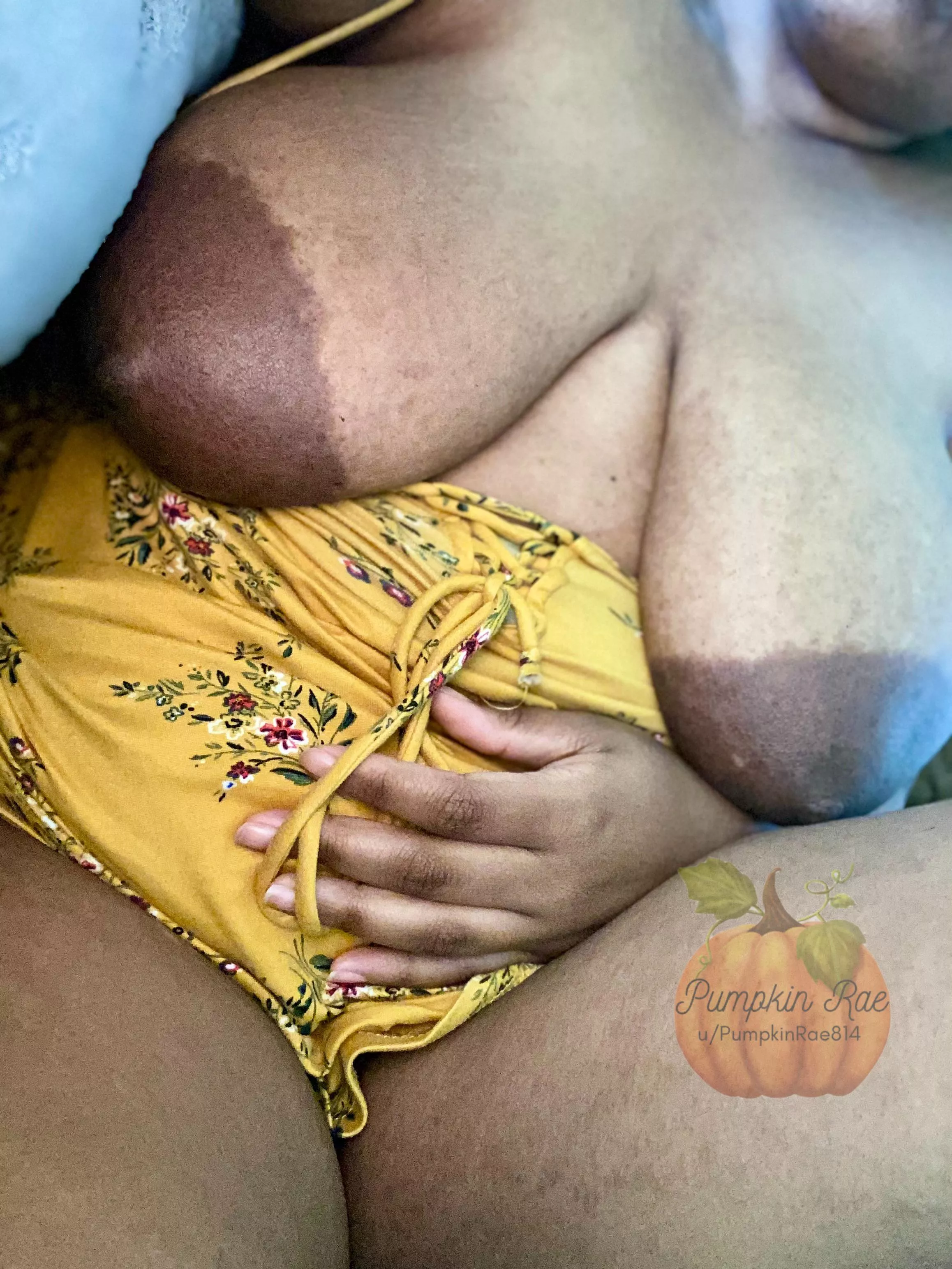 Saggy breasts look good in this yellow dress